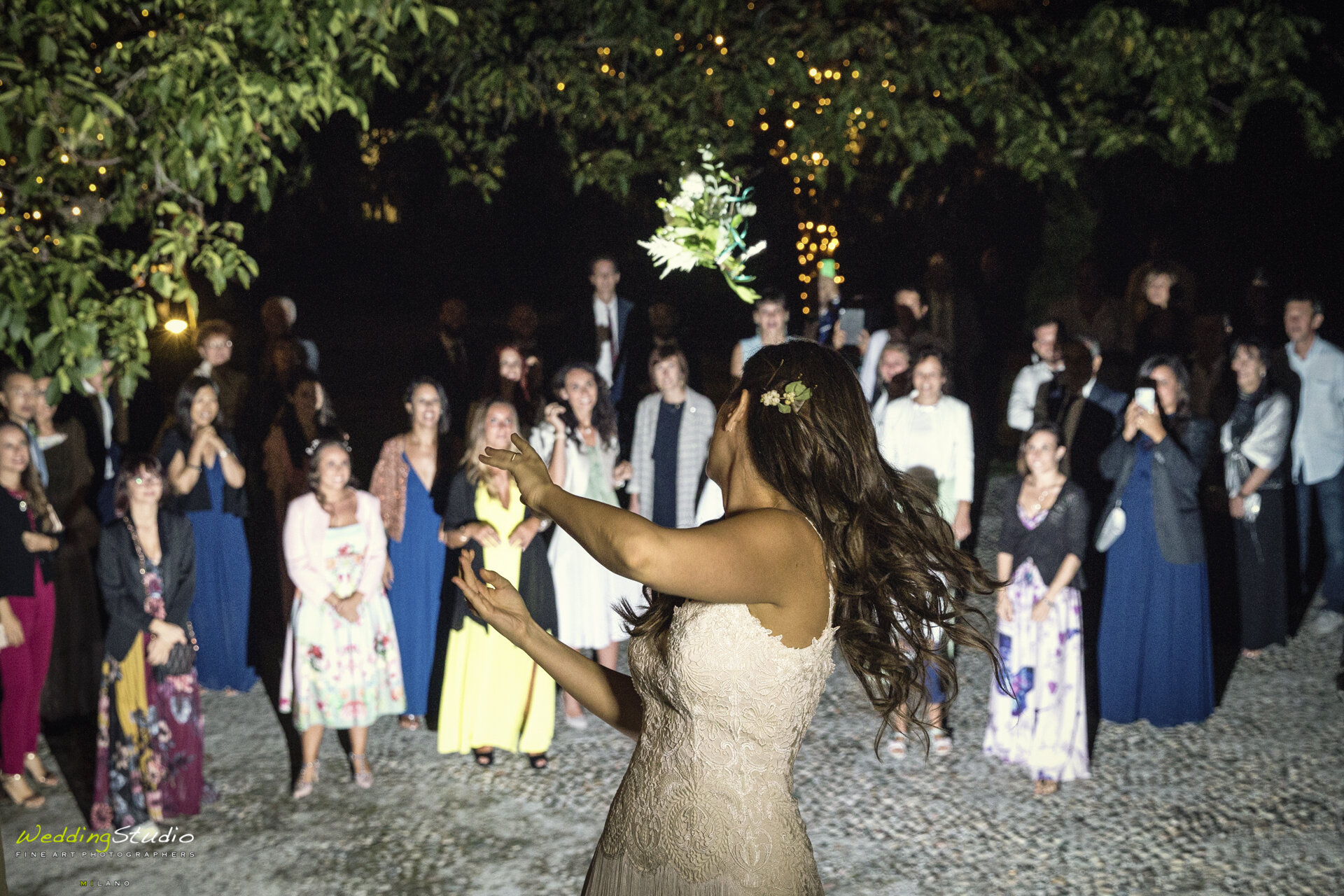 035-veronica-francesco-matrimonio-lancio-bouquet-sposa.jpg