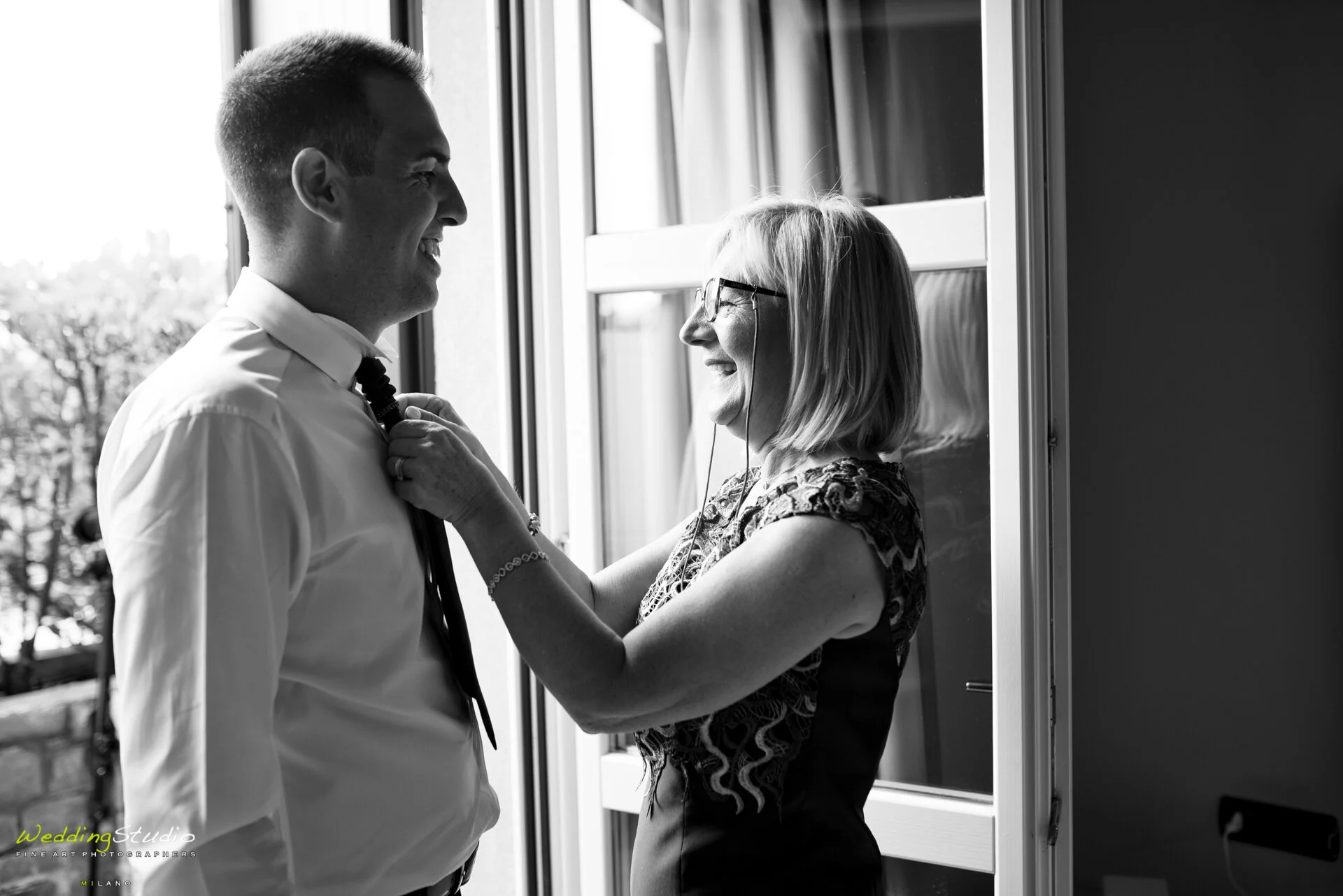 06-valentina-jacopo-matrimonio-nembro-bergamo-sistemazione-cravatta-sposo.jpg
