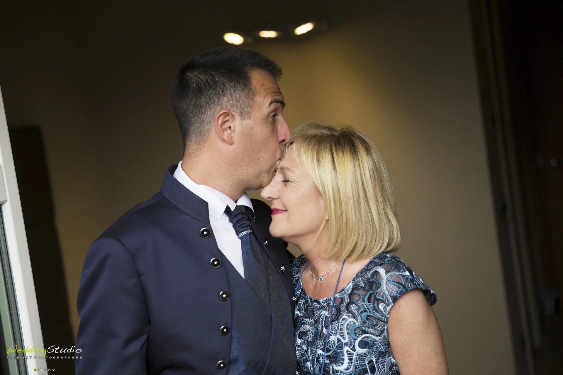 08-valentina-jacopo-matrimonio-nembro-bergamo-bacio-mamma-sposo.jpg