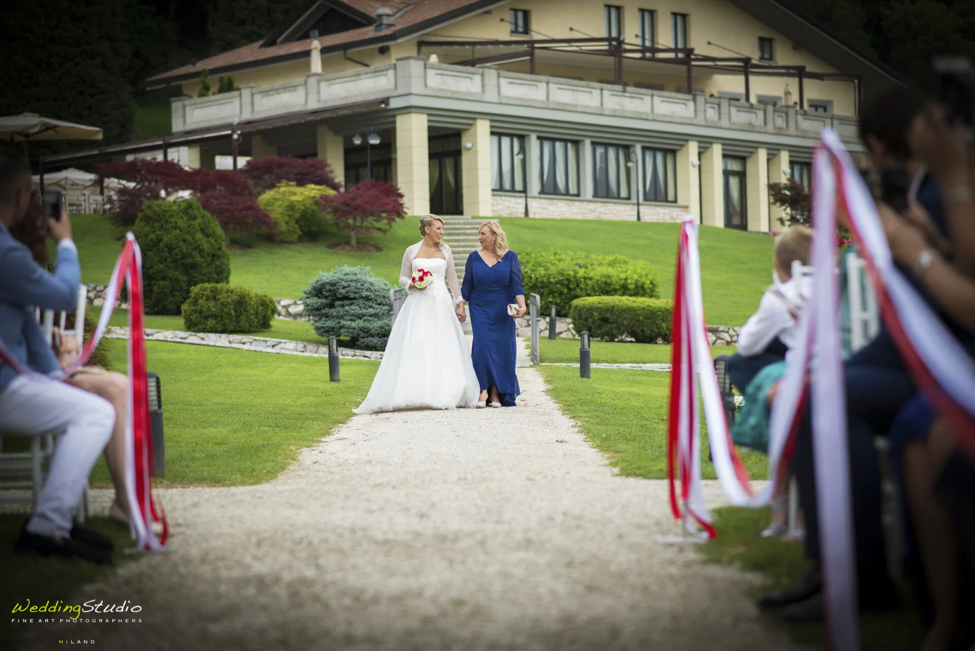 31-valentina-jacopo-matrimonio-nembro-bergamo-camminata-mamma-sposa.jpg