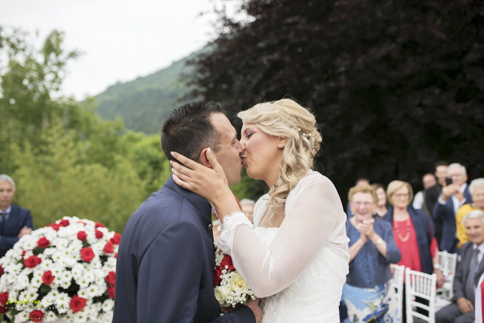 33-valentina-jacopo-matrimonio-nembro-bergamo-primo-bacio-sposi.jpg