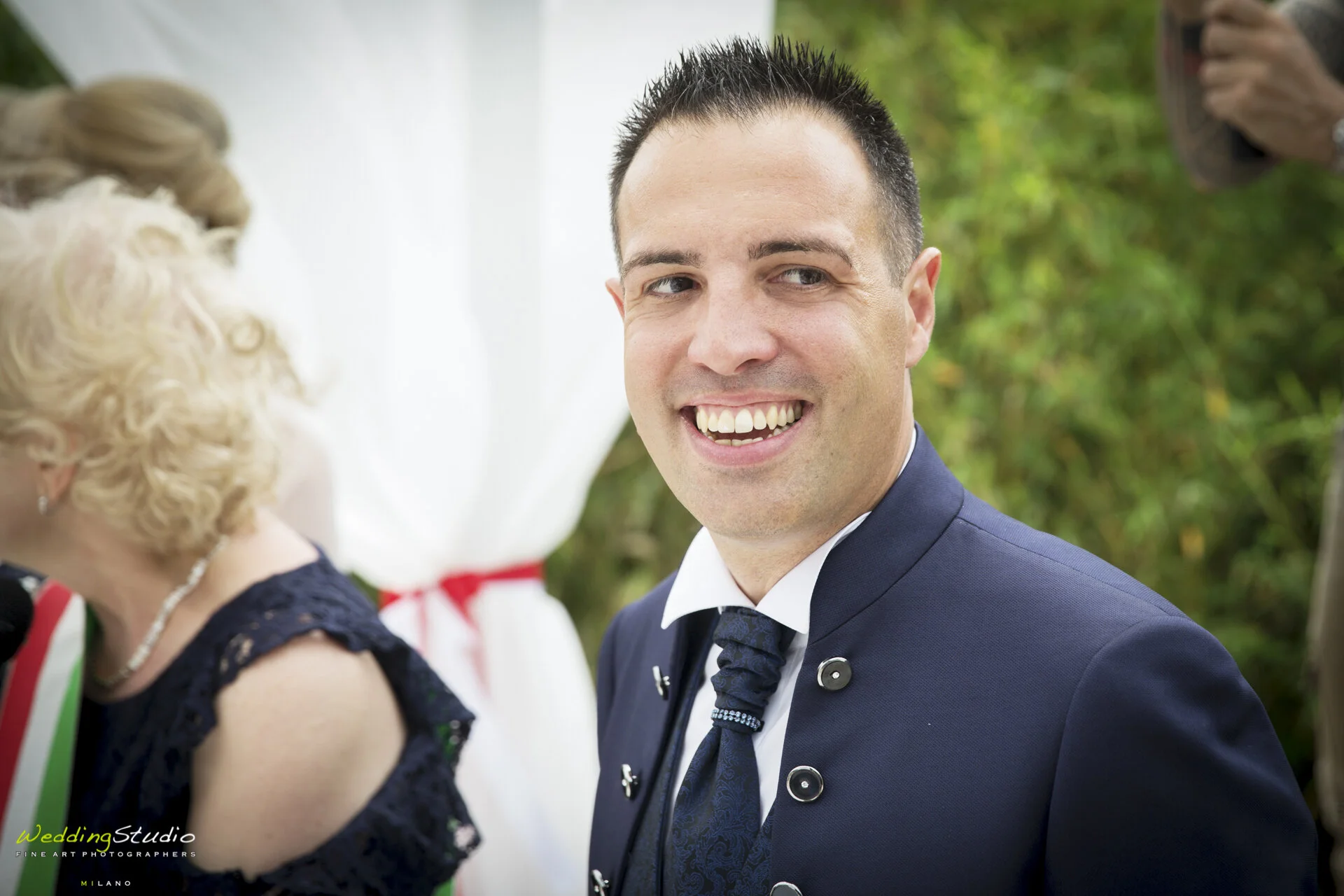 43-valentina-jacopo-matrimonio-nembro-bergamo-primo-piano-sorriso-sposo.jpg