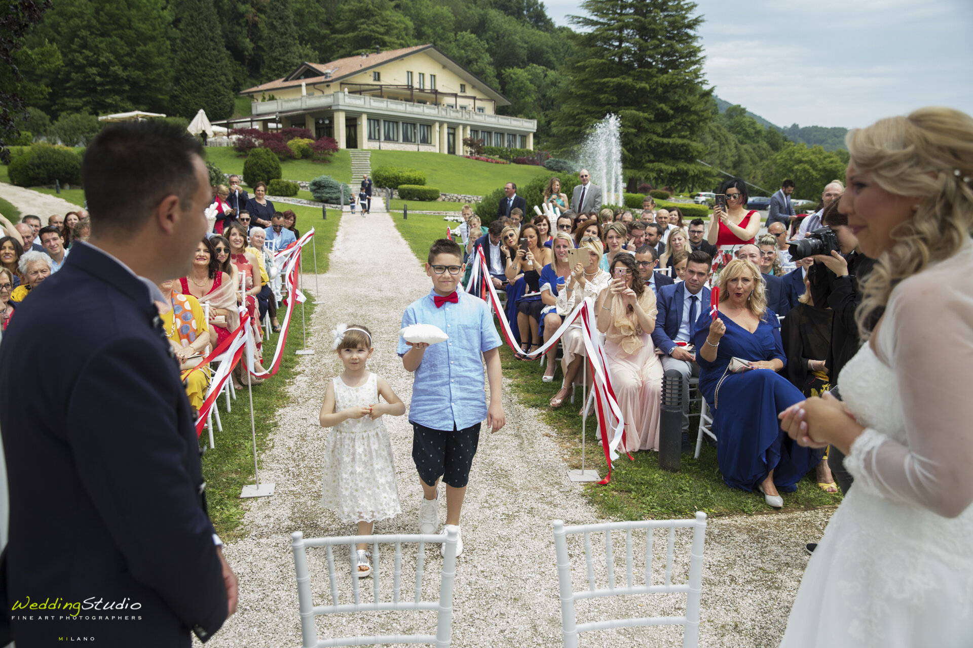 46-valentina-jacopo-matrimonio-nembro-bergamo-paggetti-sposi-fedi-nuziali.jpg