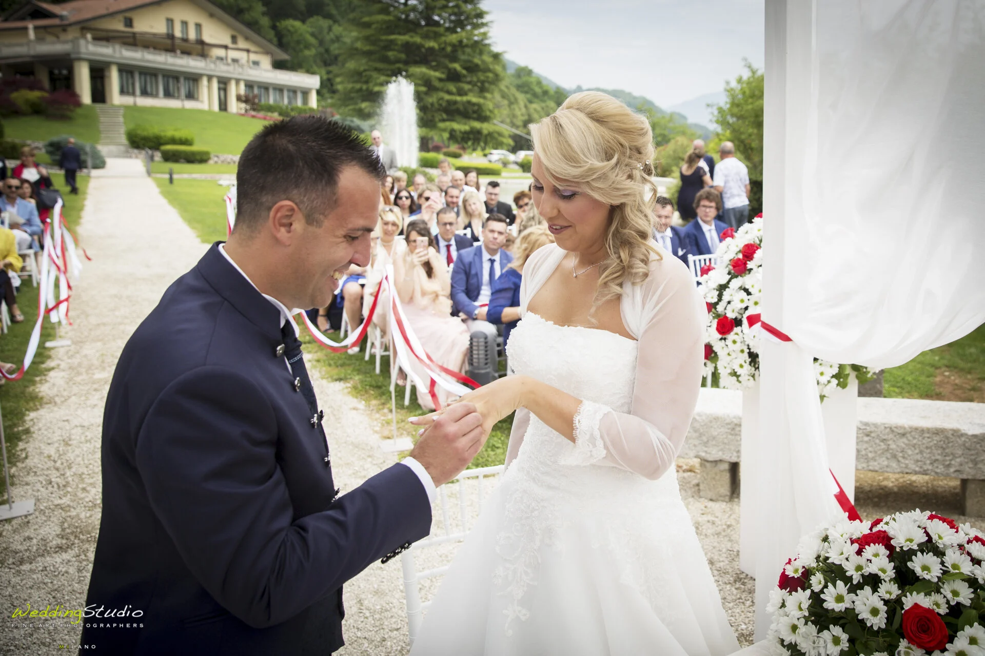 48-valentina-jacopo-matrimonio-nembro-bergamo-scambio-fedi-sposo.jpg