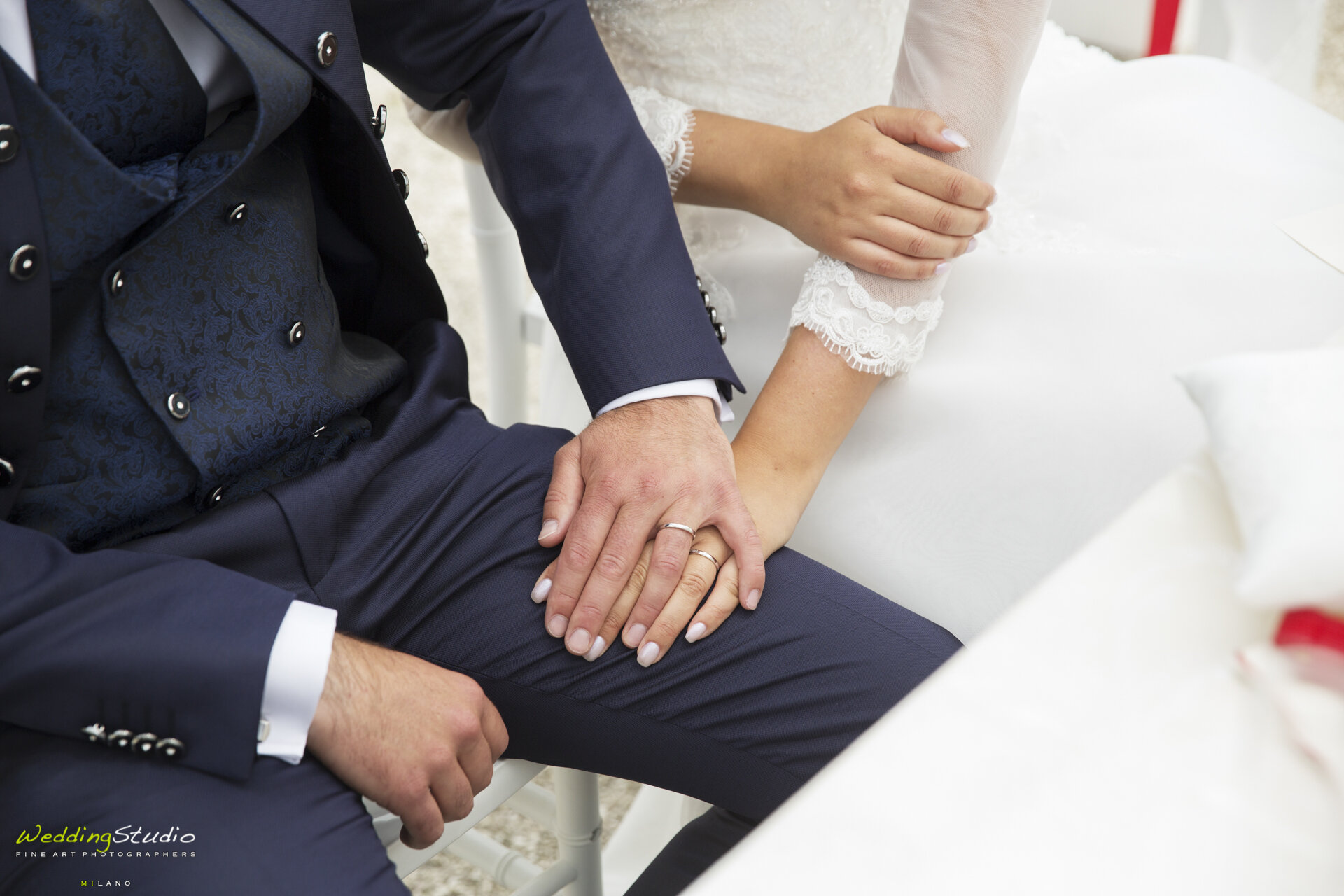 53-valentina-jacopo-matrimonio-nembro-bergamo-dettaglio-mani-sposi-fedi-nuziali.jpg