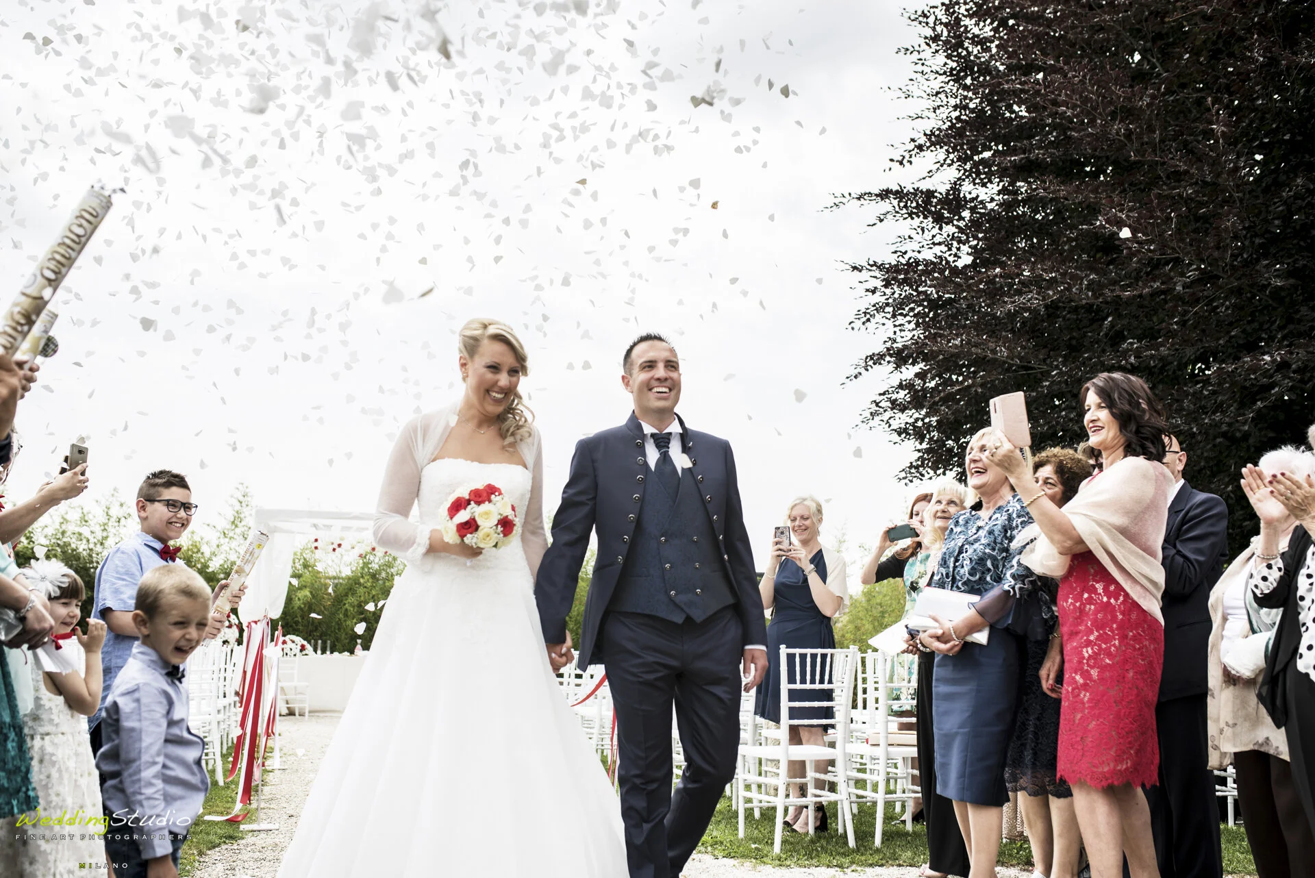 57-valentina-jacopo-matrimonio-nembro-bergamo-festeggiamenti-uscita-sposi.jpg
