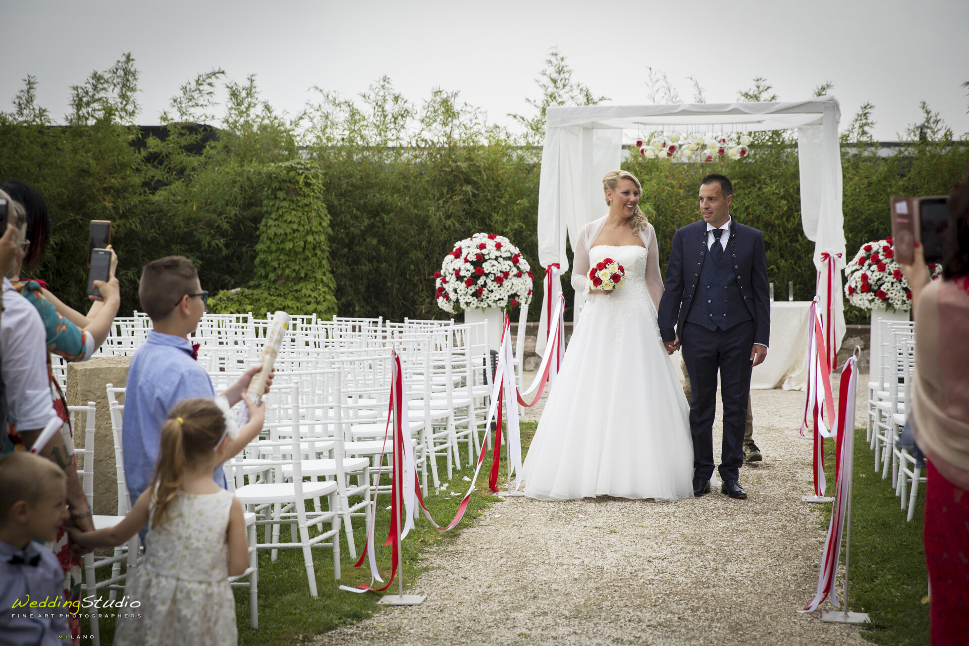 56-valentina-jacopo-matrimonio-nembro-bergamo-camminata-sposi.jpg