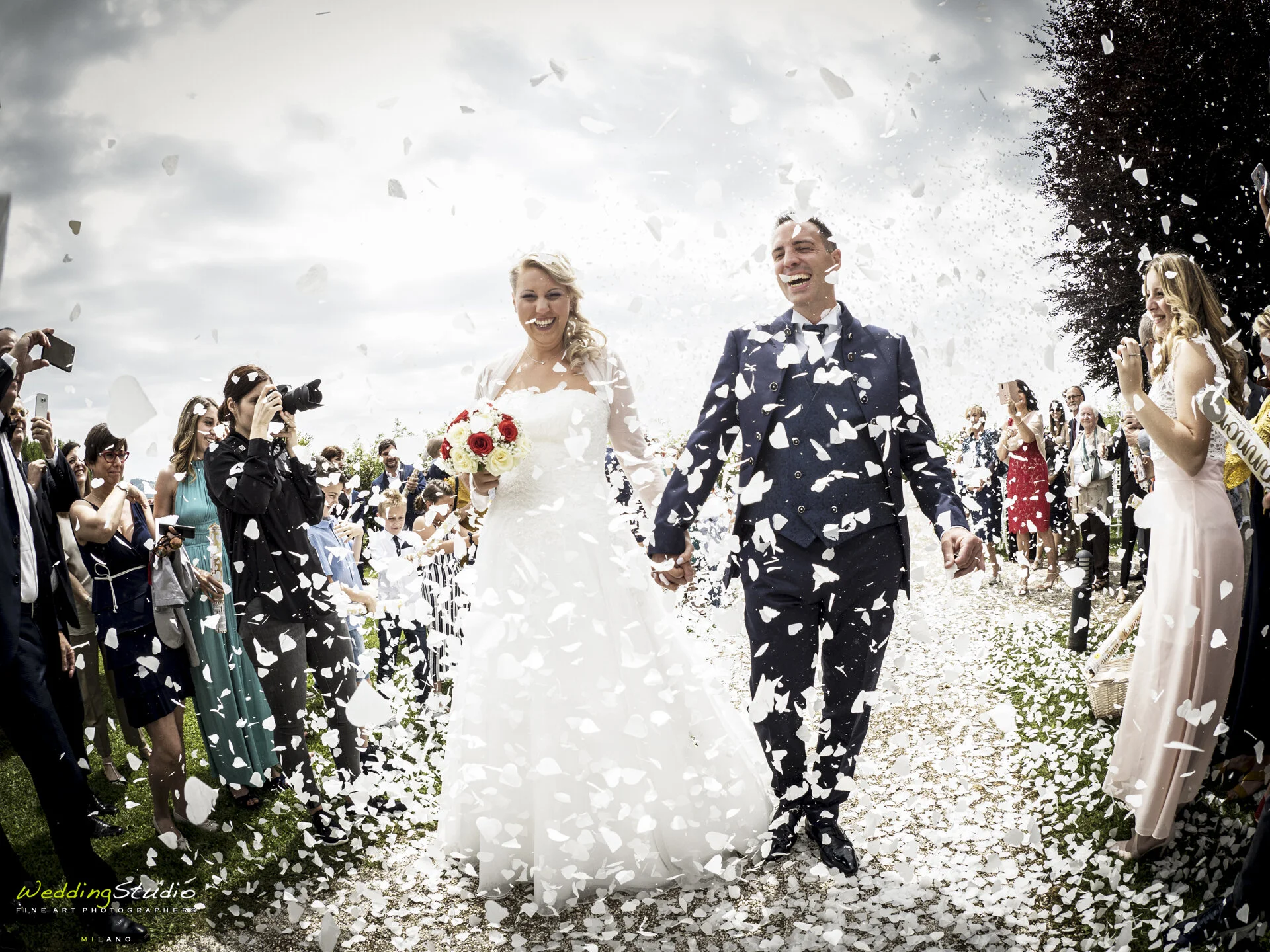 58-valentina-jacopo-matrimonio-nembro-bergamo-lancio-coriandoli-festeggiamenti-sposi.jpg