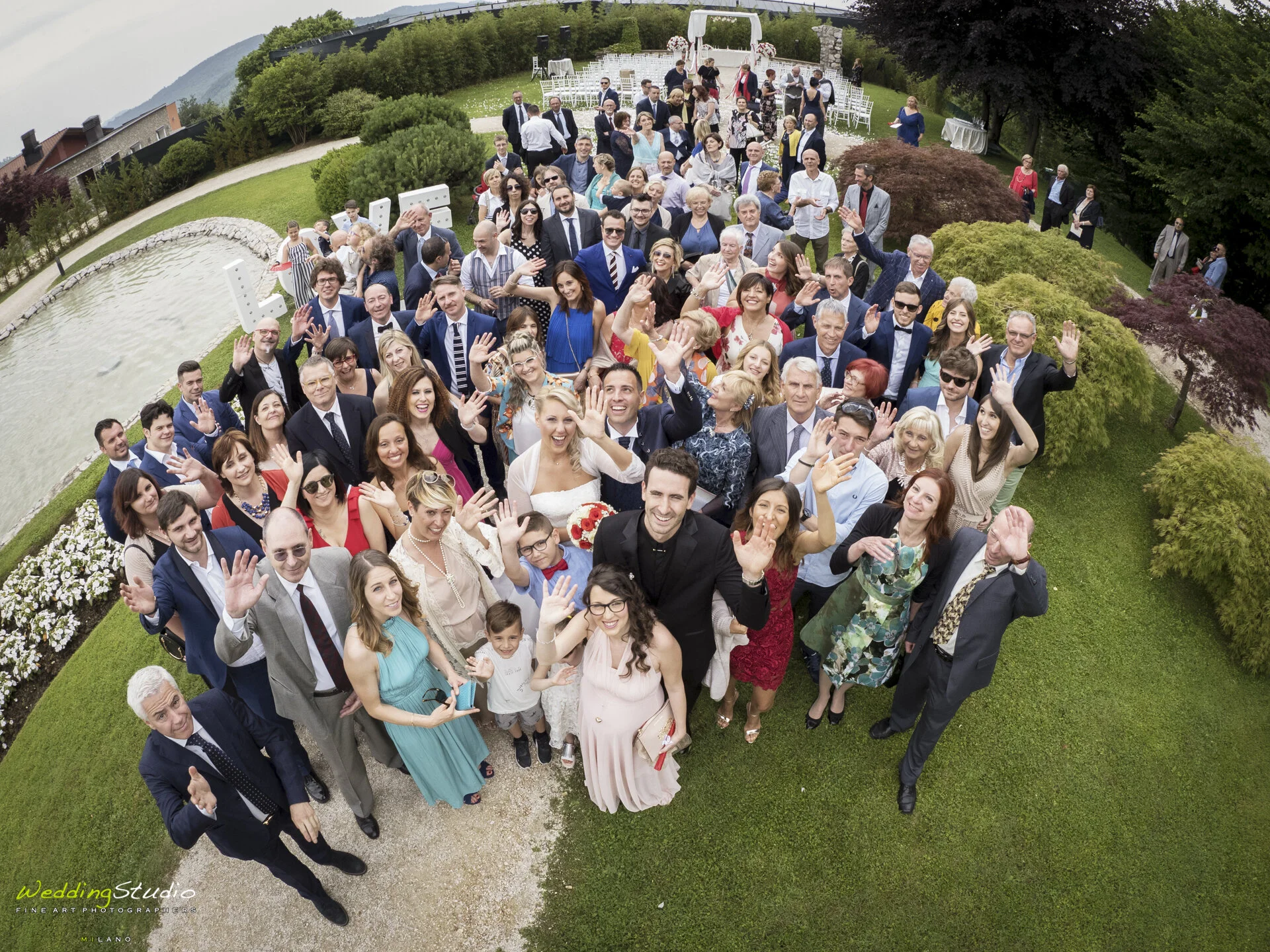 60-valentina-jacopo-matrimonio-nembro-bergamo-foto-gruppo-invitati-sposi.jpg