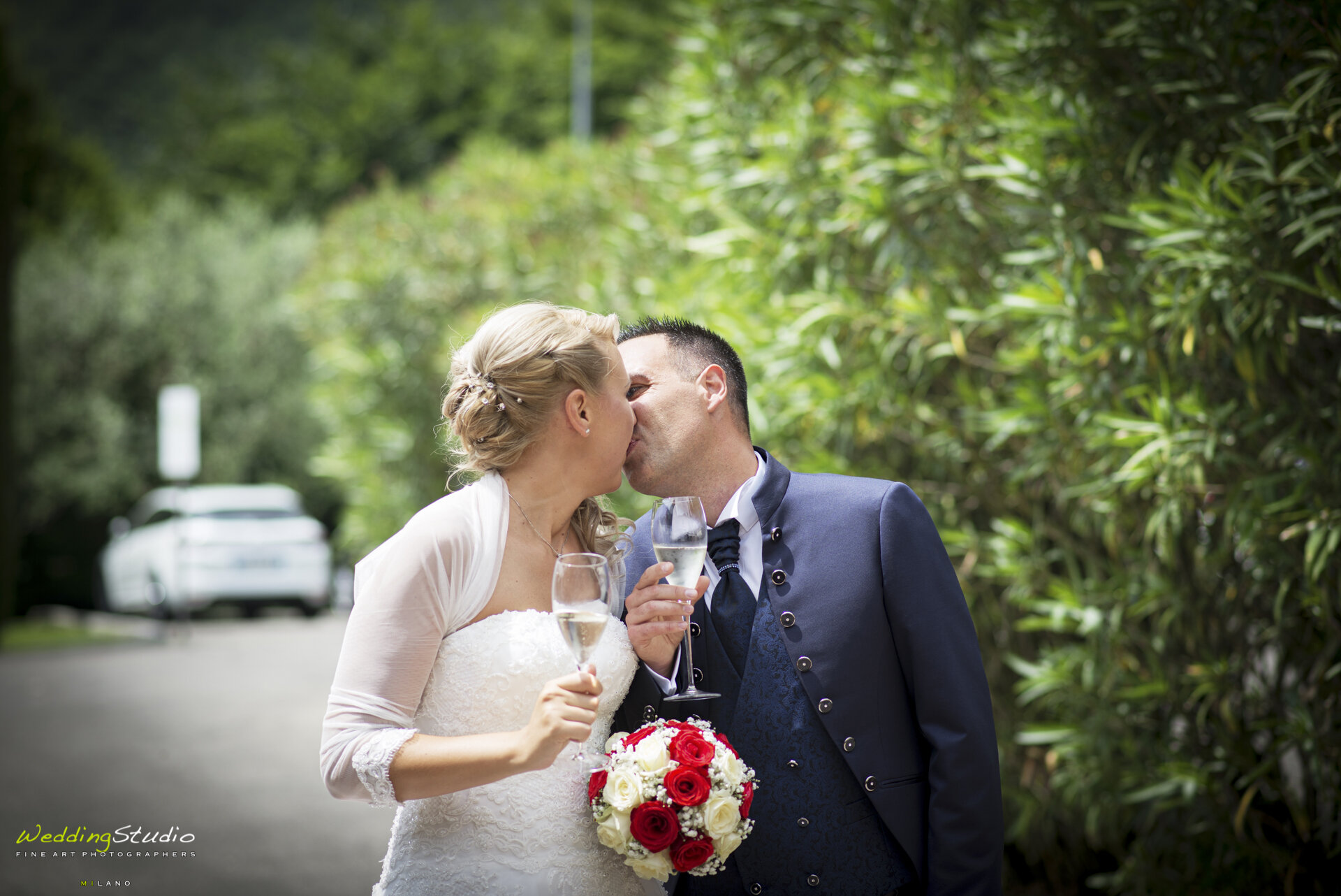 63-valentina-jacopo-matrimonio-nembro-bergamo-bacio-brindisi-sposi.jpg