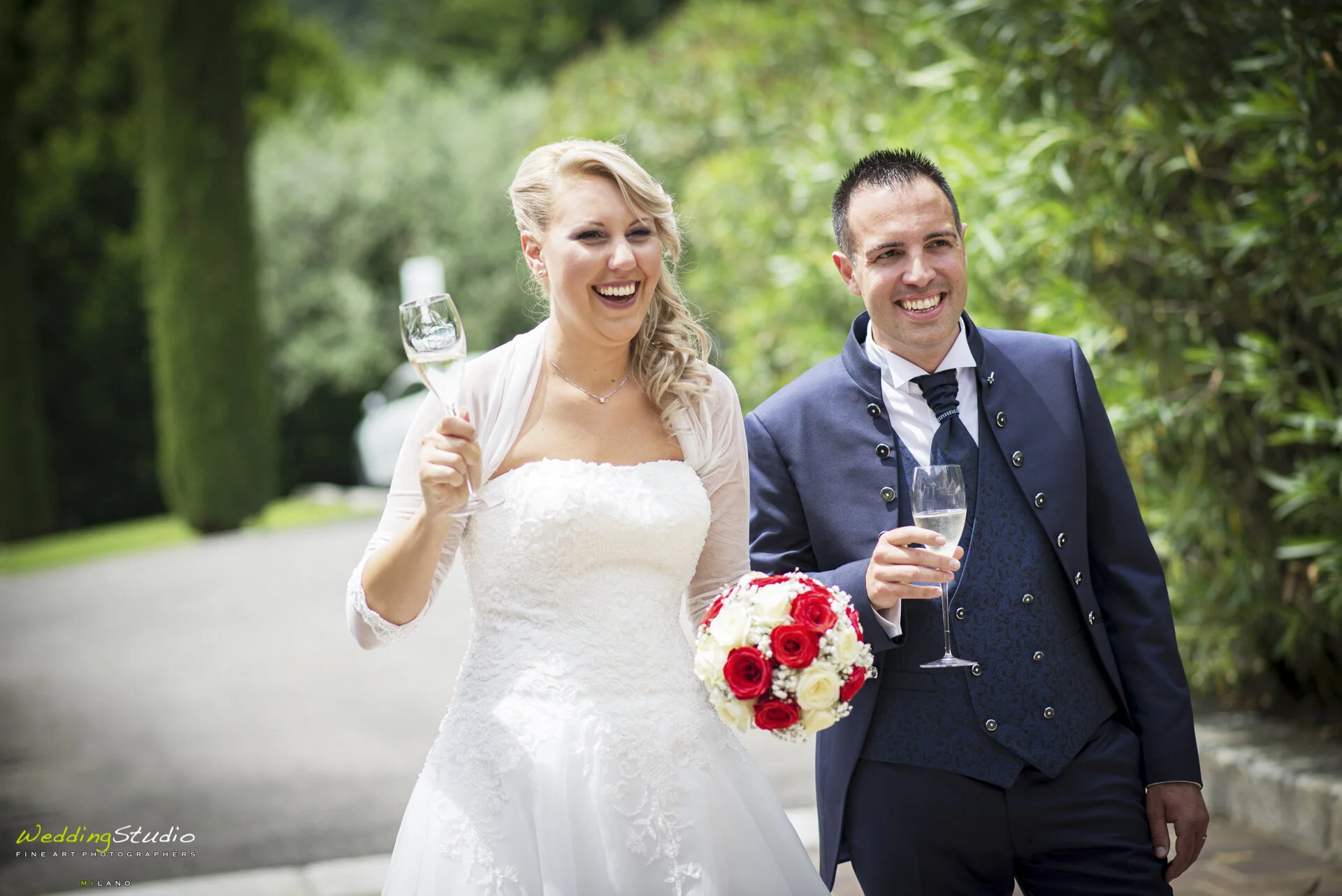 62-valentina-jacopo-matrimonio-nembro-bergamo-primo-brindisi-sposi.jpg