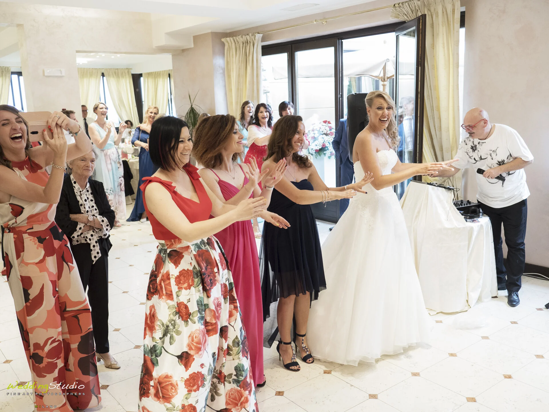 69-valentina-jacopo-matrimonio-nembro-bergamo-ballo-gruppo-festa-sposi.jpg