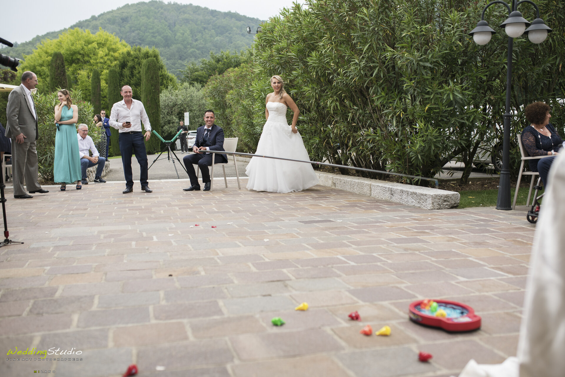 80-valentina-jacopo-matrimonio-nembro-bergamo-scherzi-festa-sposi.jpg