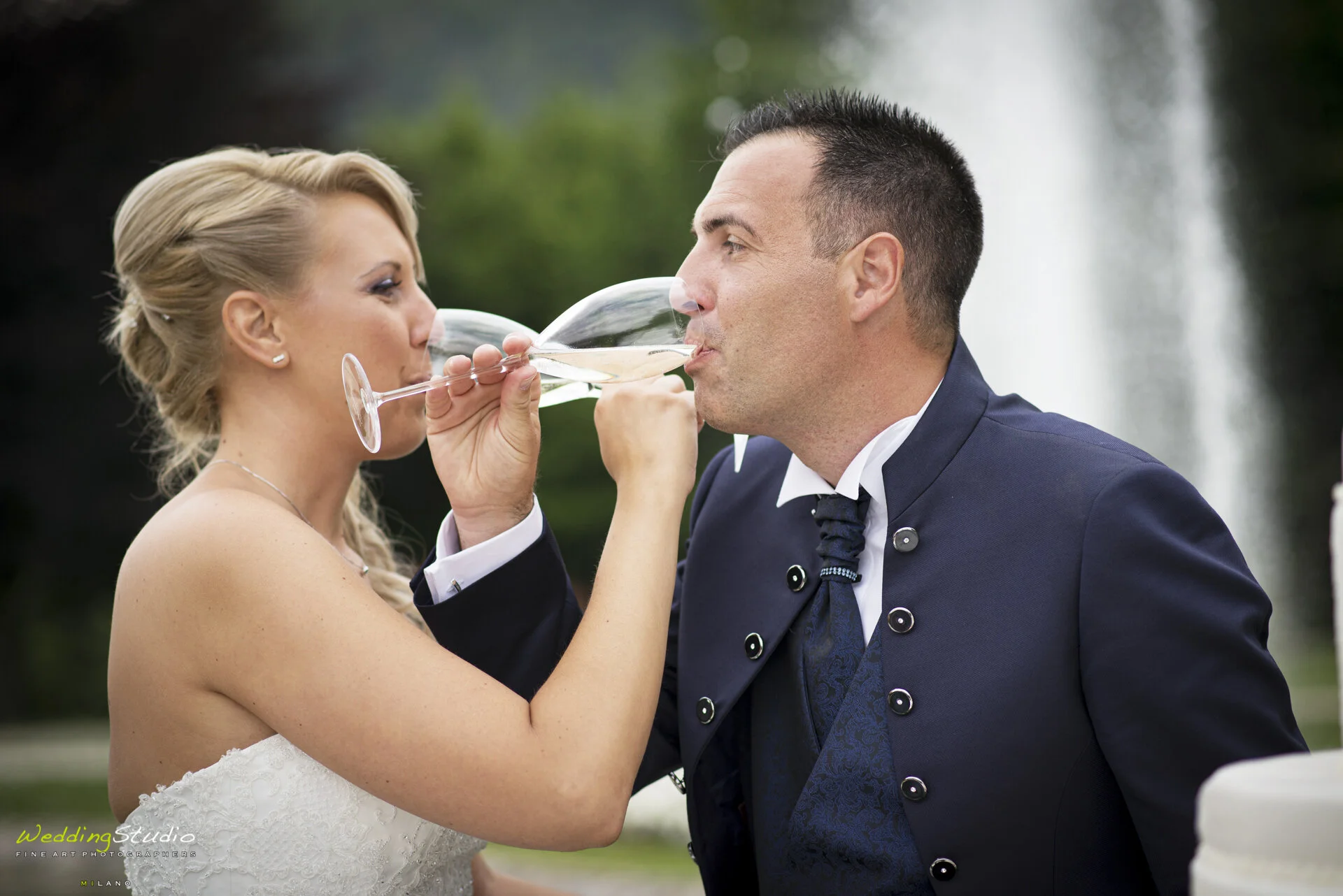 86-valentina-jacopo-matrimonio-nembro-bergamo-brindisi-incrociato-sposi.jpg