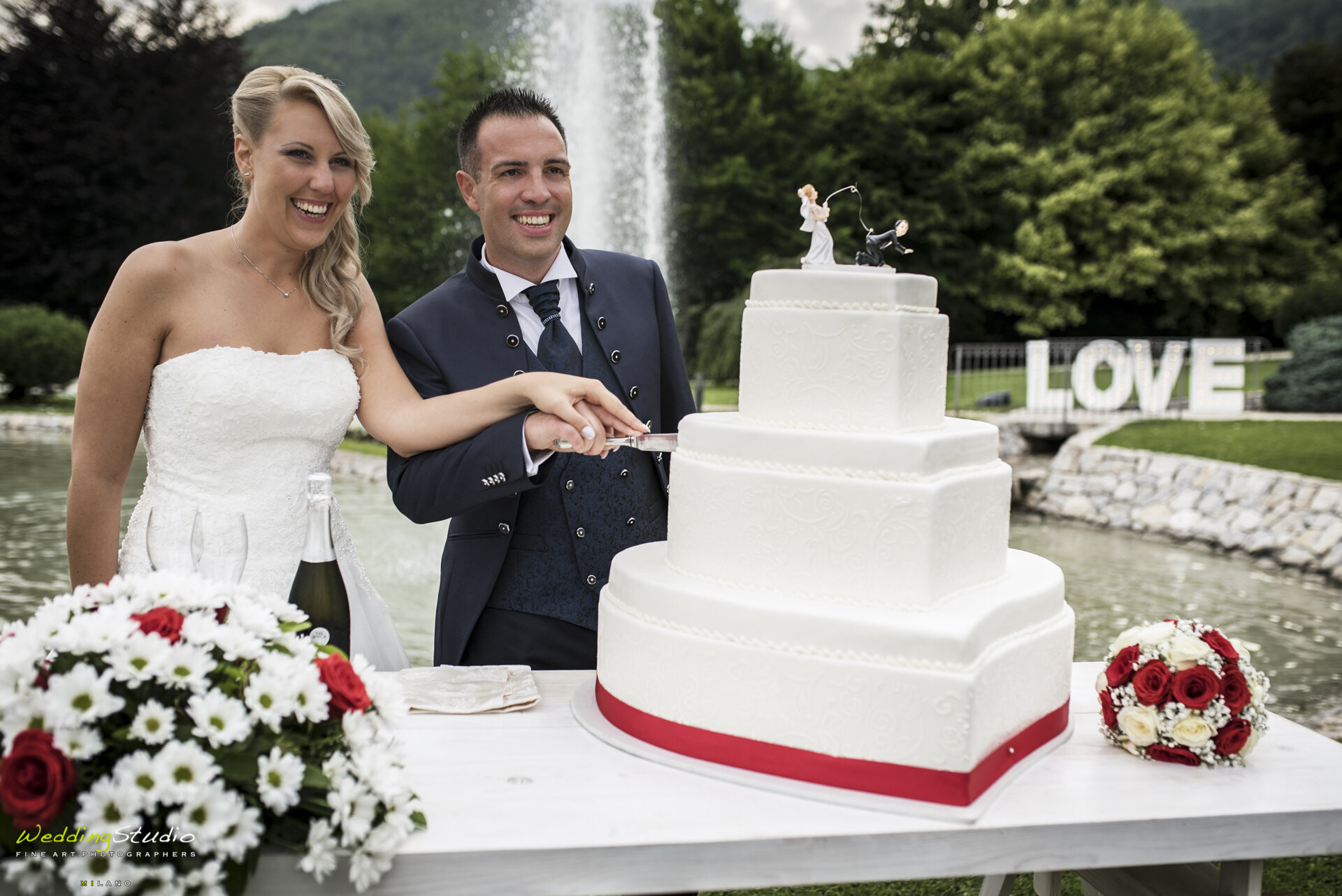 85-valentina-jacopo-matrimonio-nembro-bergamo-taglio-torta-sposi.jpg