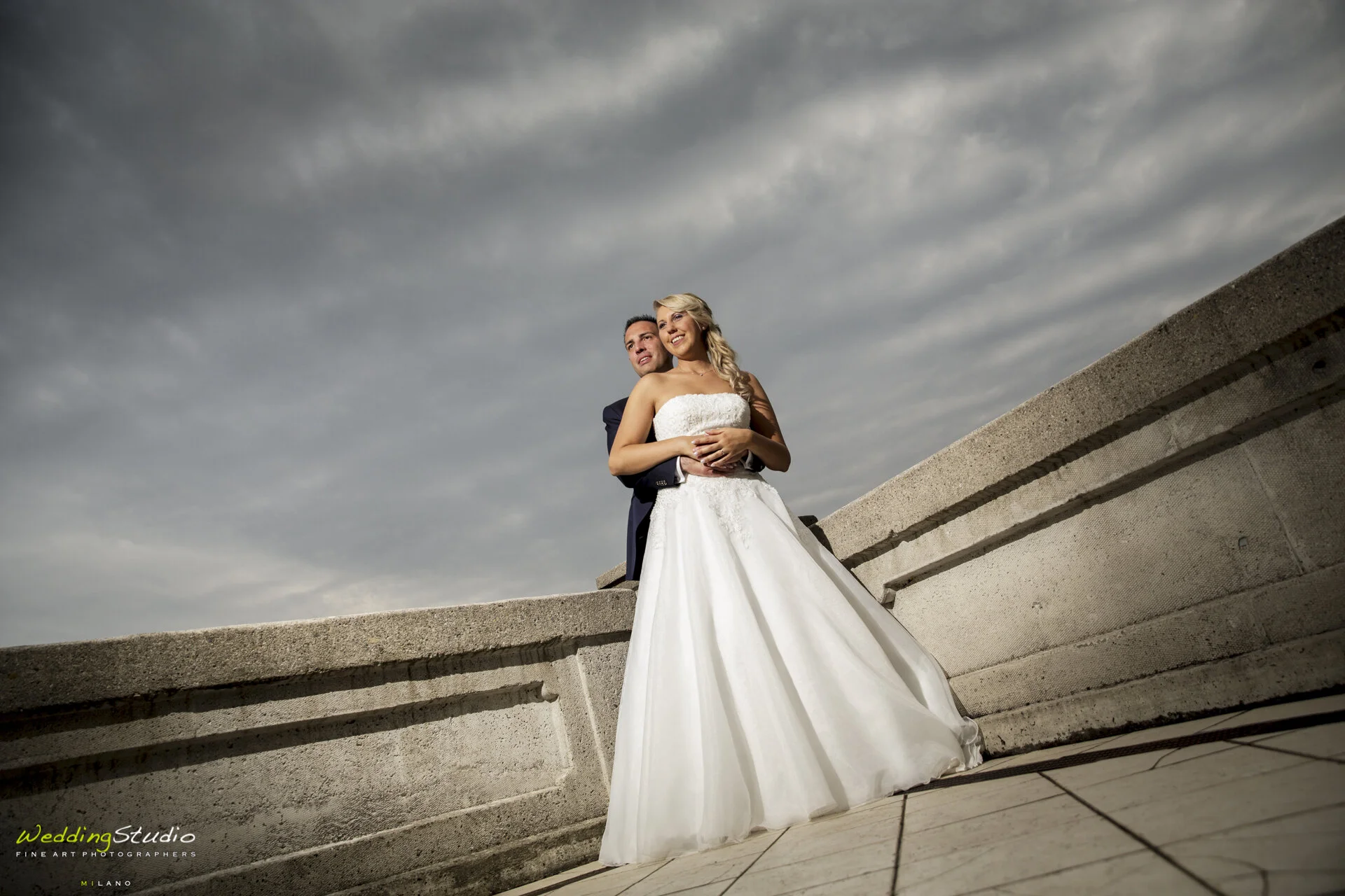 88-valentina-jacopo-matrimonio-nembro-bergamo-foto-abbraccio-sposi.jpg
