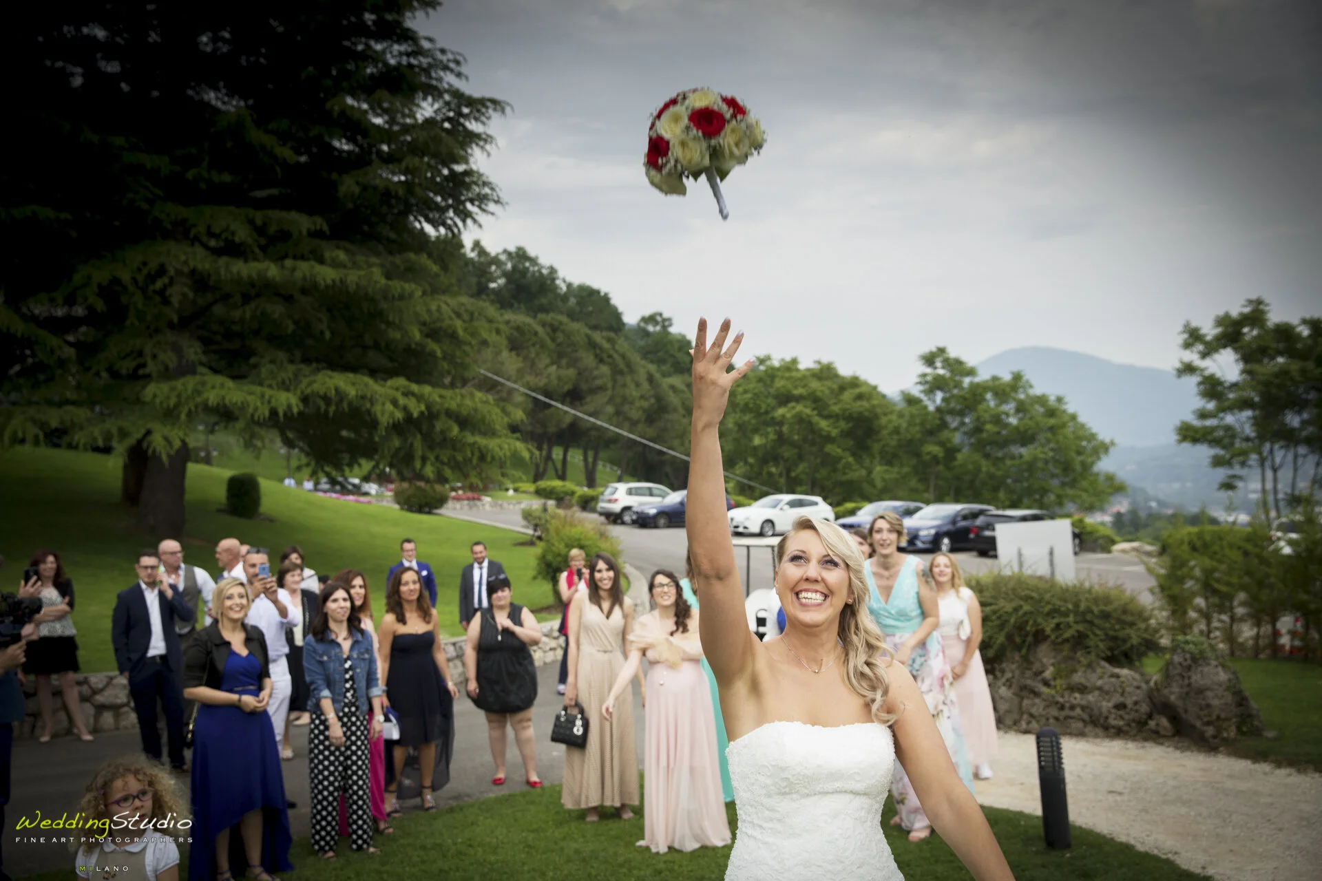 87-valentina-jacopo-matrimonio-nembro-bergamo-lancio-bouquet-sposa.jpg