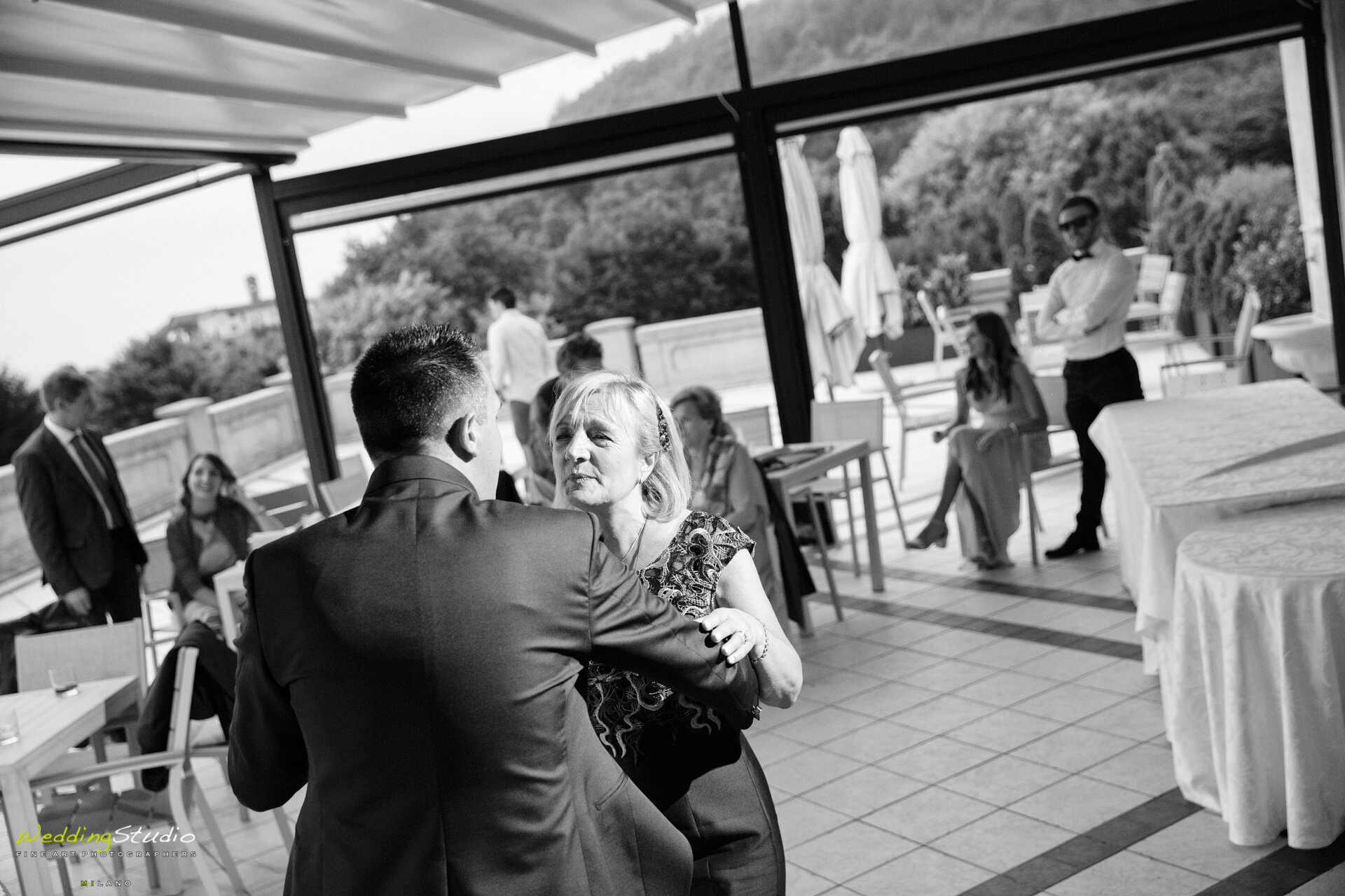 90-valentina-jacopo-matrimonio-nembro-bergamo-ballo-invitati-festa-sposi.jpg
