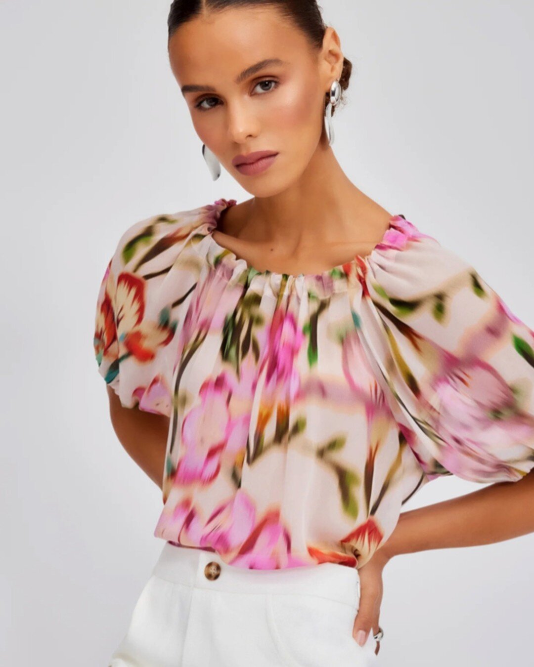 #RozSays FLORALS ... lots and lots of florals!

This pretty top from Fifteen Twenty checks all the boxes for a fun and fabulous Spring!

#seeyouatcoco #cocoanexperience #206bellevueavenue #uppermontclairnj #montclairnj #peace #love #fashion