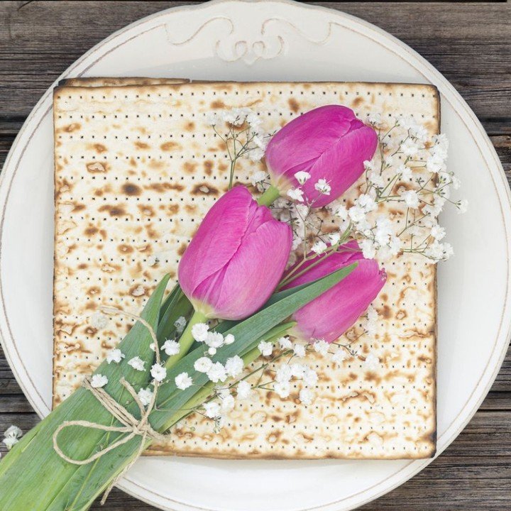 Chag Pesach sameach! to all who celebrate!

#RozSays #happypassover