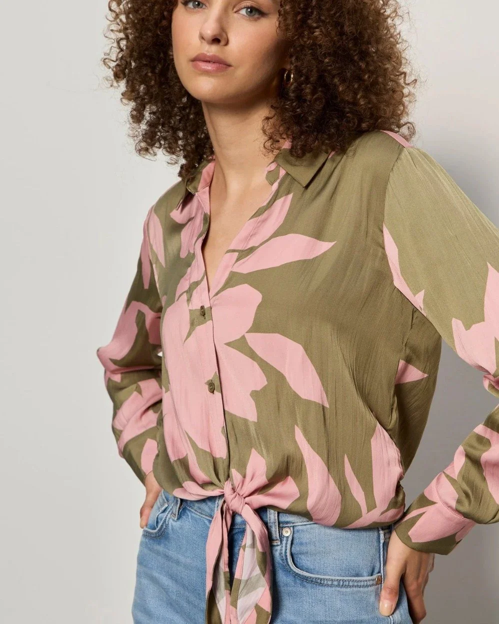 #RozSays is channelling some love with the Lover Print Tie Hem Crop Shirt from Sanctuary. 
Now at the shop! 

#seeyouatcoco #cocoanexperience #206bellevueavenue #uppermontclairnj montclairnj peace love fashion