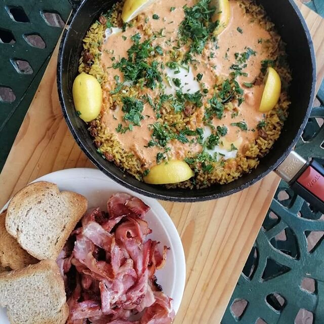 Next big brunch trend, guaranteed: Rice tahdig/shakshouka mashup.(little wells in the rice where the eggs are cooked) This one Spanish-ish with yellow rice and paprika cream sauce!