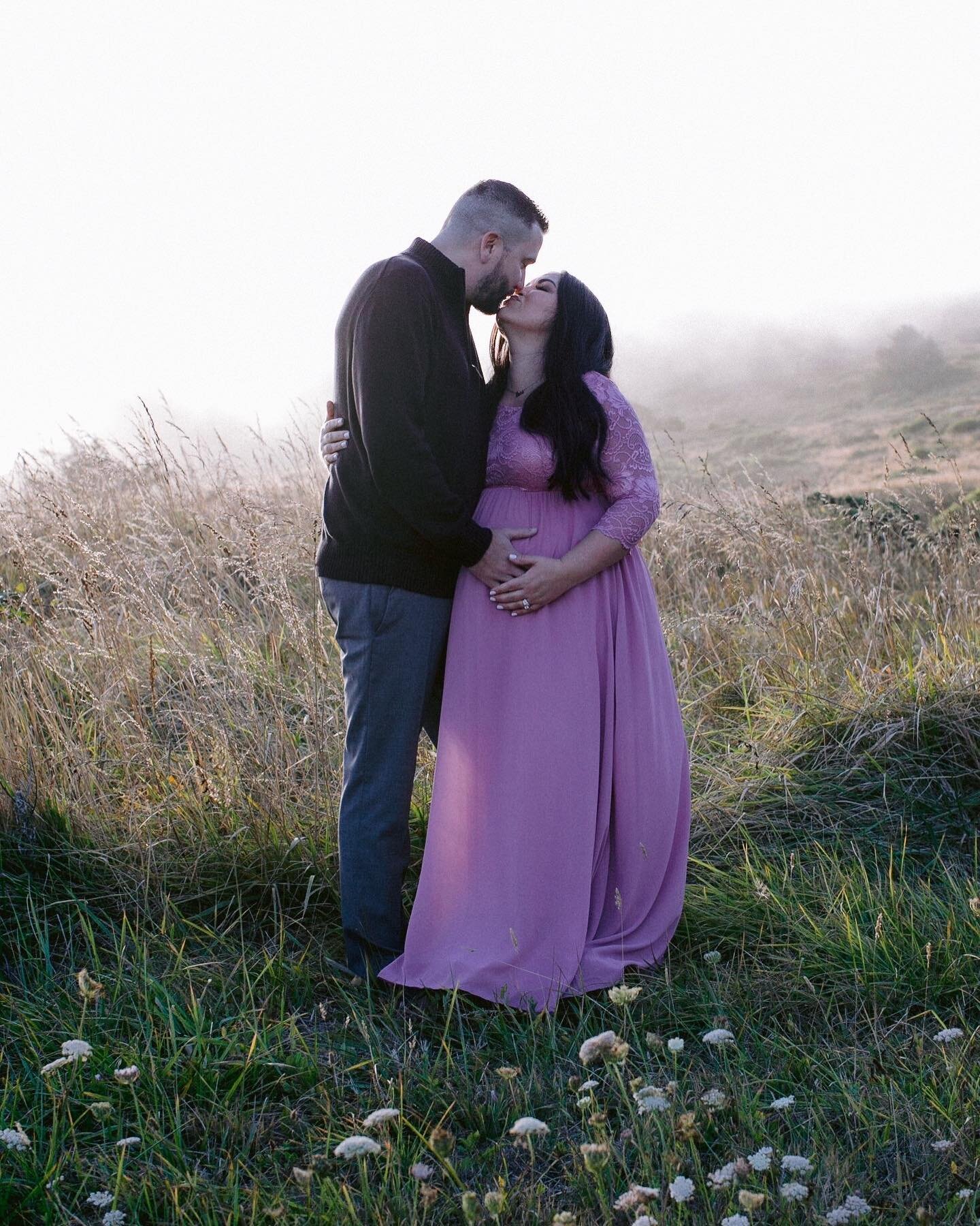𝖬o𝗎ntains, fo𝗋es𝗍 𝖺nd 𝗌ea! The mo𝗌t perfect location and on𝖾 of my 𝖿avo𝗋𝖺te places on earth! #Maternity #OregonCoast #SouthernOregonPhotographer #MaternityShoot #familyphotographer #OregonCoastPhotographer
