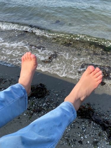 Stock Photo Feet Ocean.jpeg