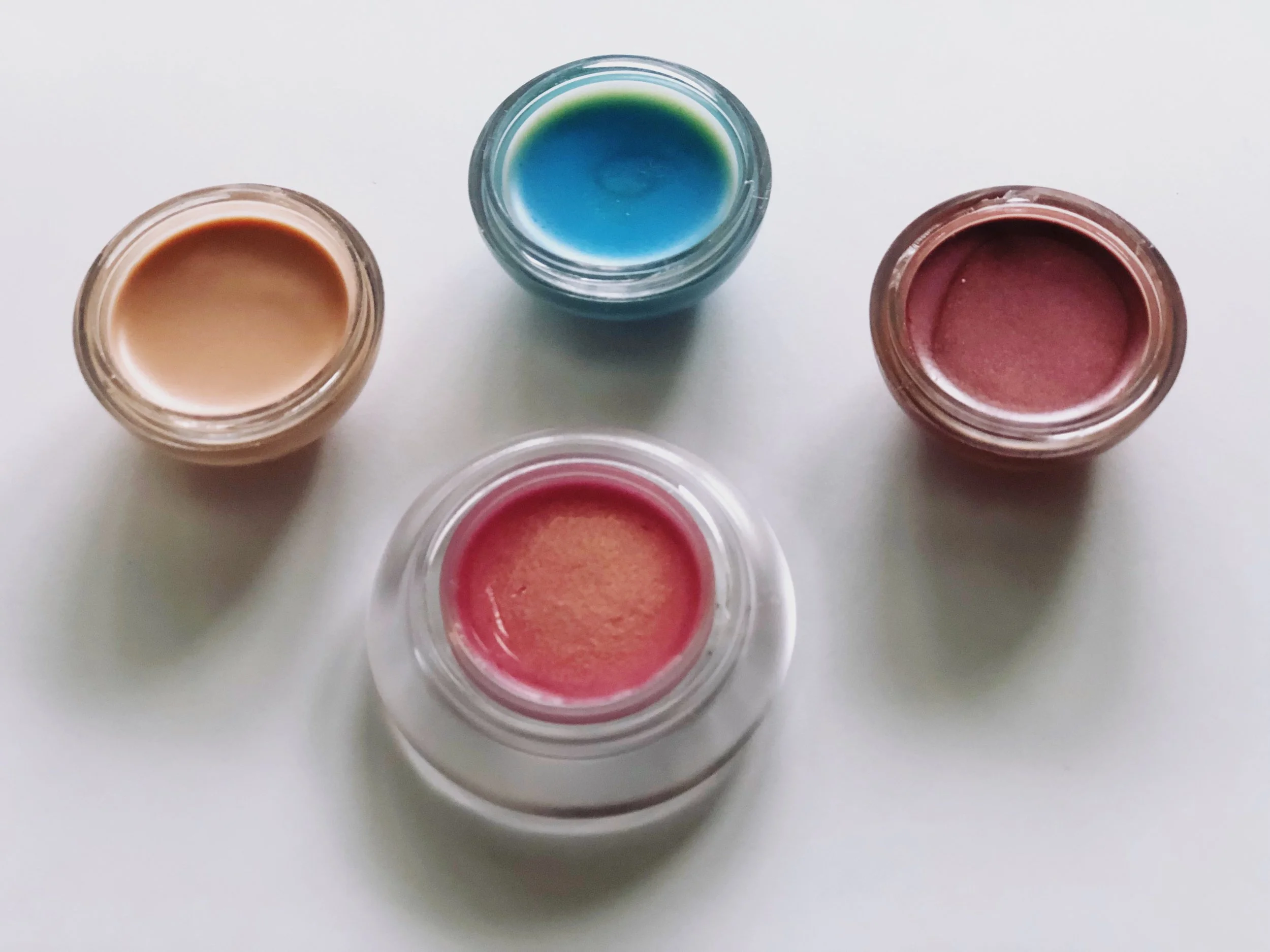 Double Decker Compact Lipgloss Scented lipgloss comes with two colors in a double decker UFO container. 