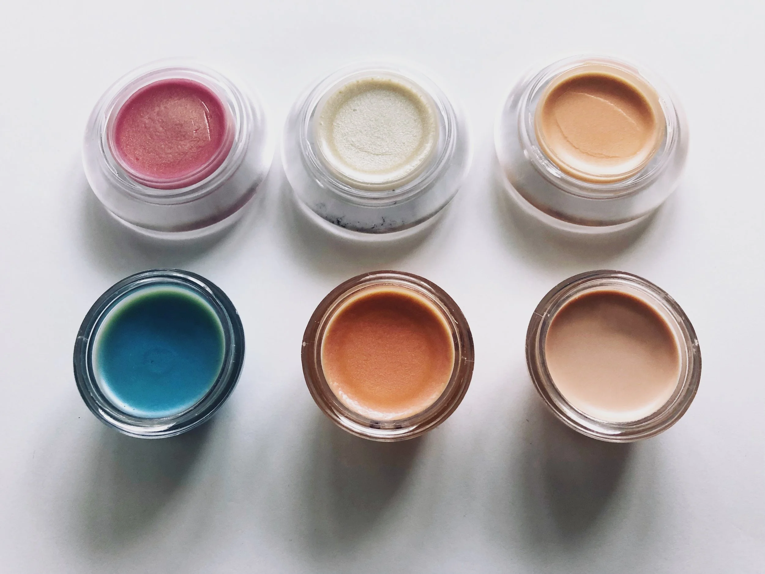 Double Decker Compact Lipgloss Scented lipgloss comes with two colors in a double decker UFO container. 