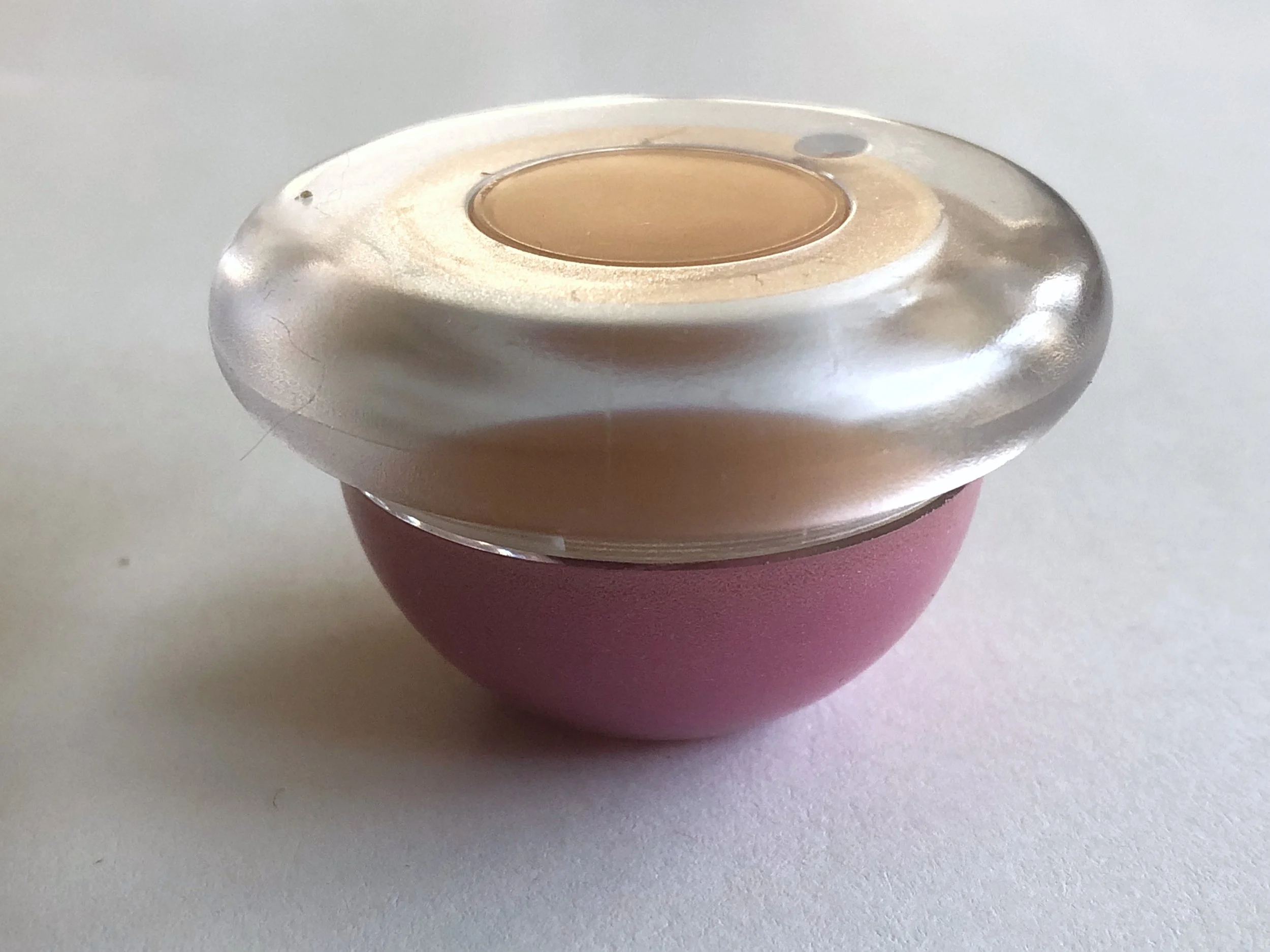Double Decker cCompact Lipgloss Scented moisturizing lipgloss comes with two colors in a double decker UFO compact. 