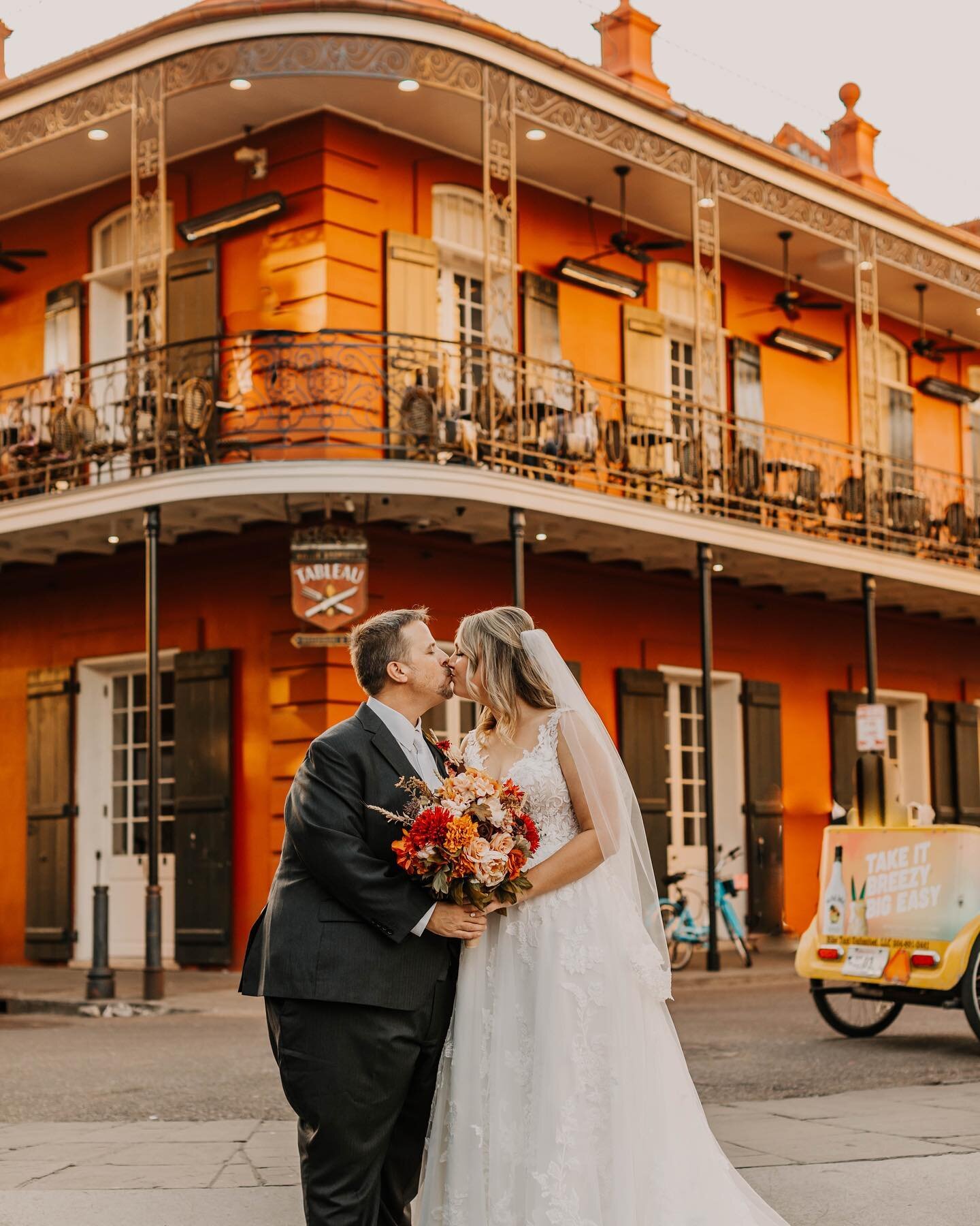 New Orleans Wedding 🥁🎆💚
The coolest experience EVER was the second line parade from the ceremony to the reception ✨