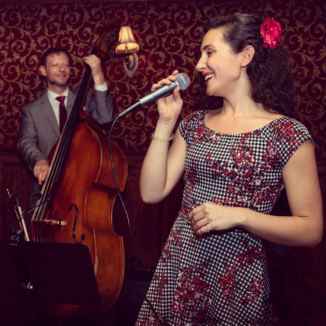 Are you looking forward to some Swingnastics tonight?!? With the G.O.A.T, freshly arrived from Europe!! 🤩 🎻 🙌🏼Ok, maybe I’ve missed him and his puns a lil… 💜
*
Can’t wait to party in style with y’all tonight! 💃🏻🎶 ☕️