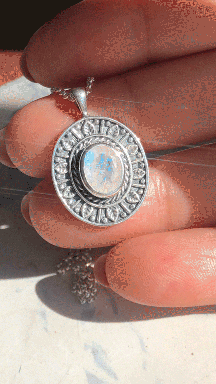 Moonstone-Necklace-Silver.gif