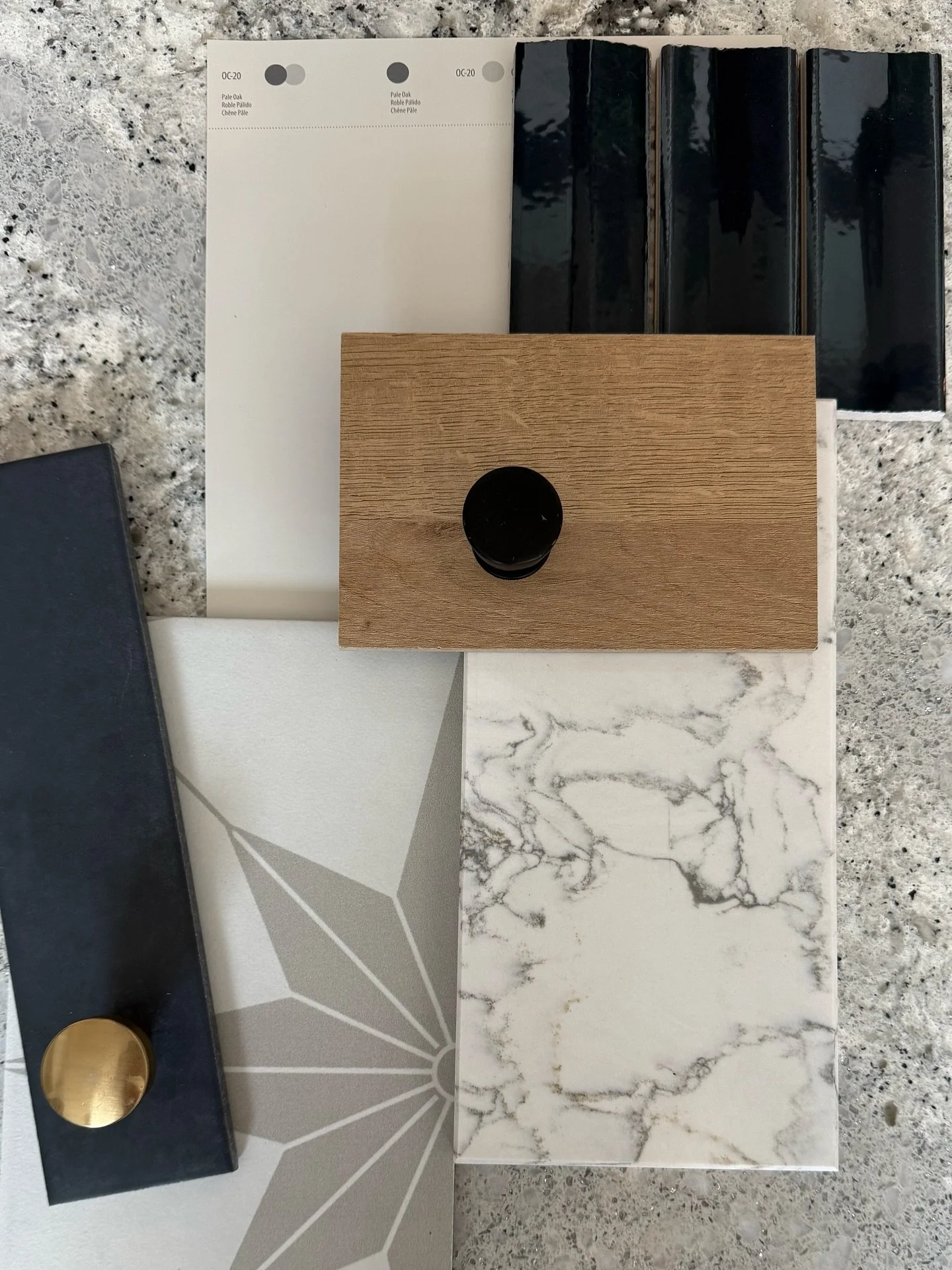 Playing with contrast and textures ✨This palette blends deep navy gloss tiles, warm oak wood and Matt black hardware, balanced with soft neutrals and a touch of brass. The patterned tile adds personality, while the marbled surface keeps this look tim