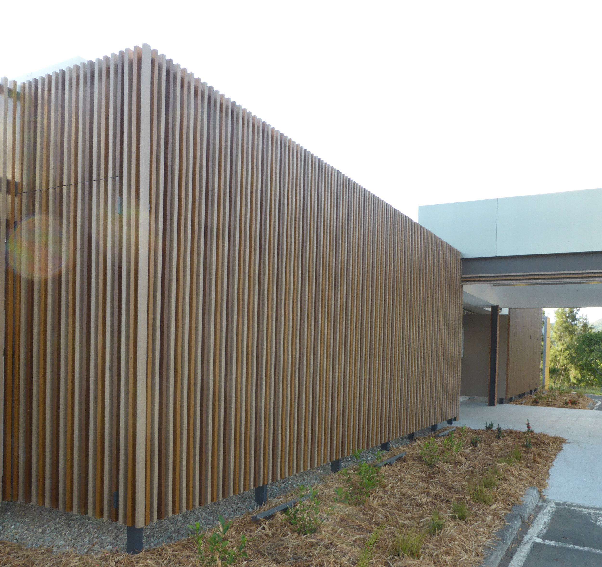  Mairie de Paita Council Building - Noumea Ever Art Wood® battens - Koshi 30x85 rectangle hollow section in Wuoru Nato, Kuri Masame &amp; Pain 