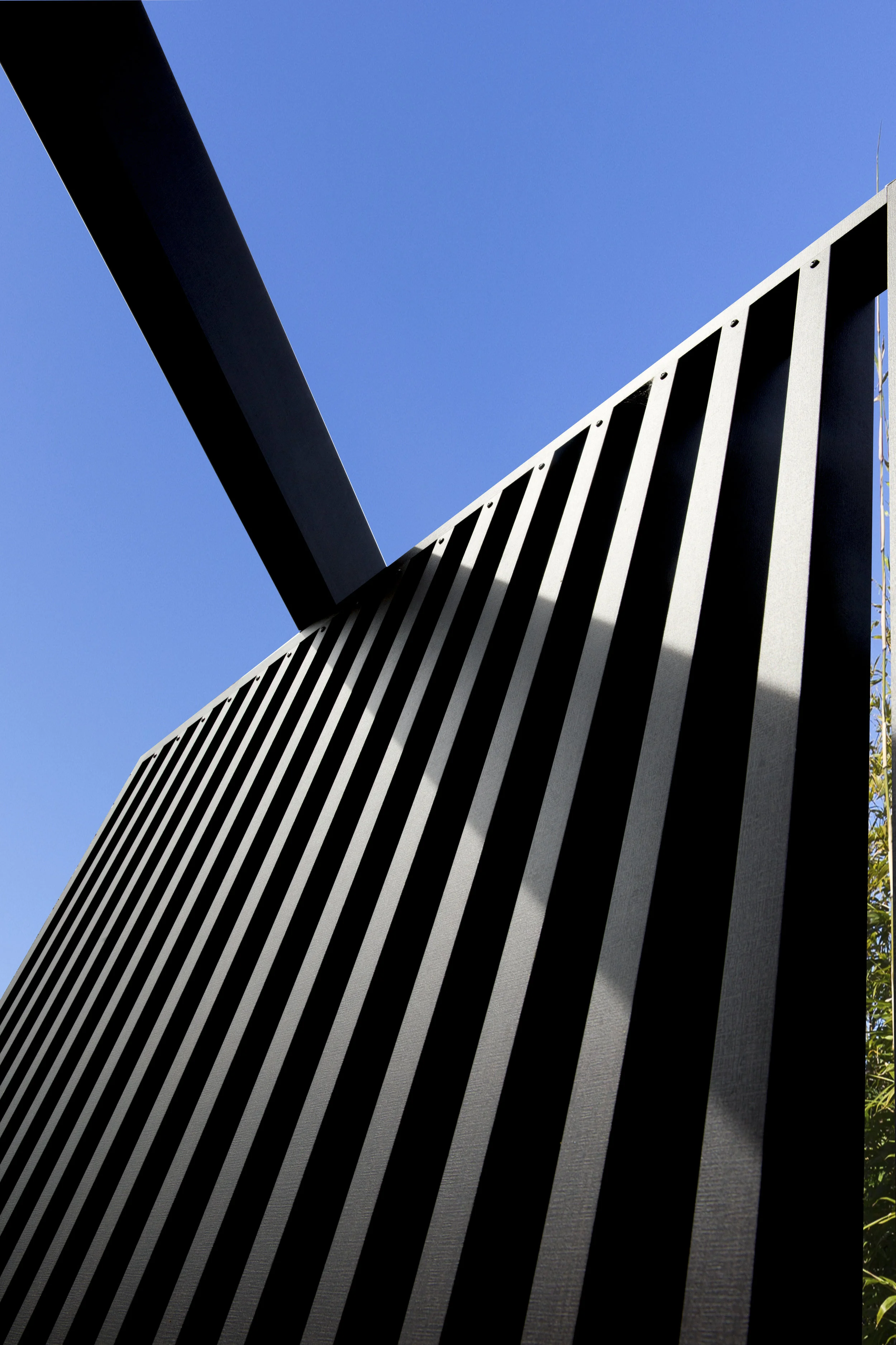 Prefabricated screen for instant appeal