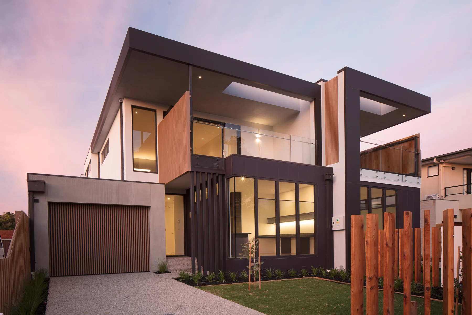 Dual townhouse development - Seaholme VIC Ever Art Wood® battens - Kabebari 30x50 to garage doors; Doubuchi prefabricated screen cladding.