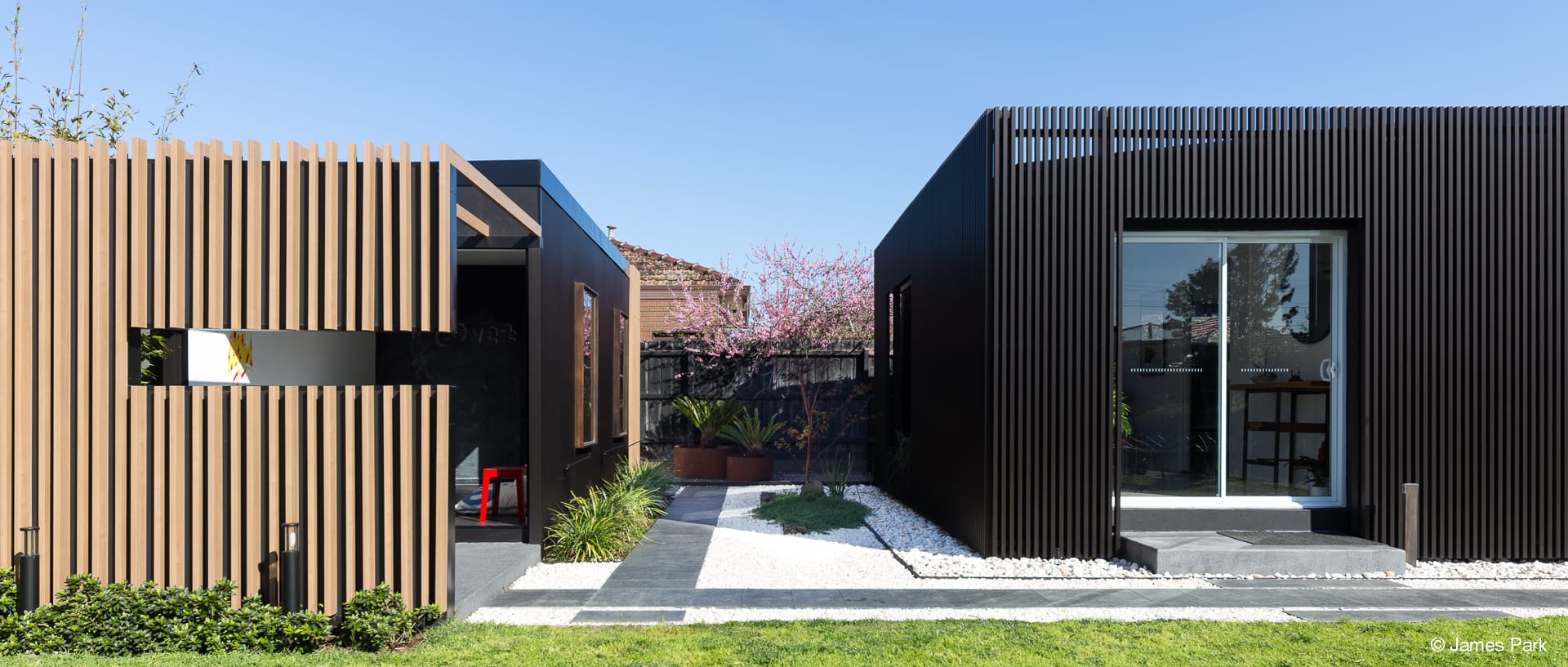 Covet Showroom Extension - Altona VIC Ever Art Wood® battens - (L) Kabebari 30x50 & 30x85 in Kurimasame; (R) Mizotsuki 30x50 in Burakku Suchi-ru