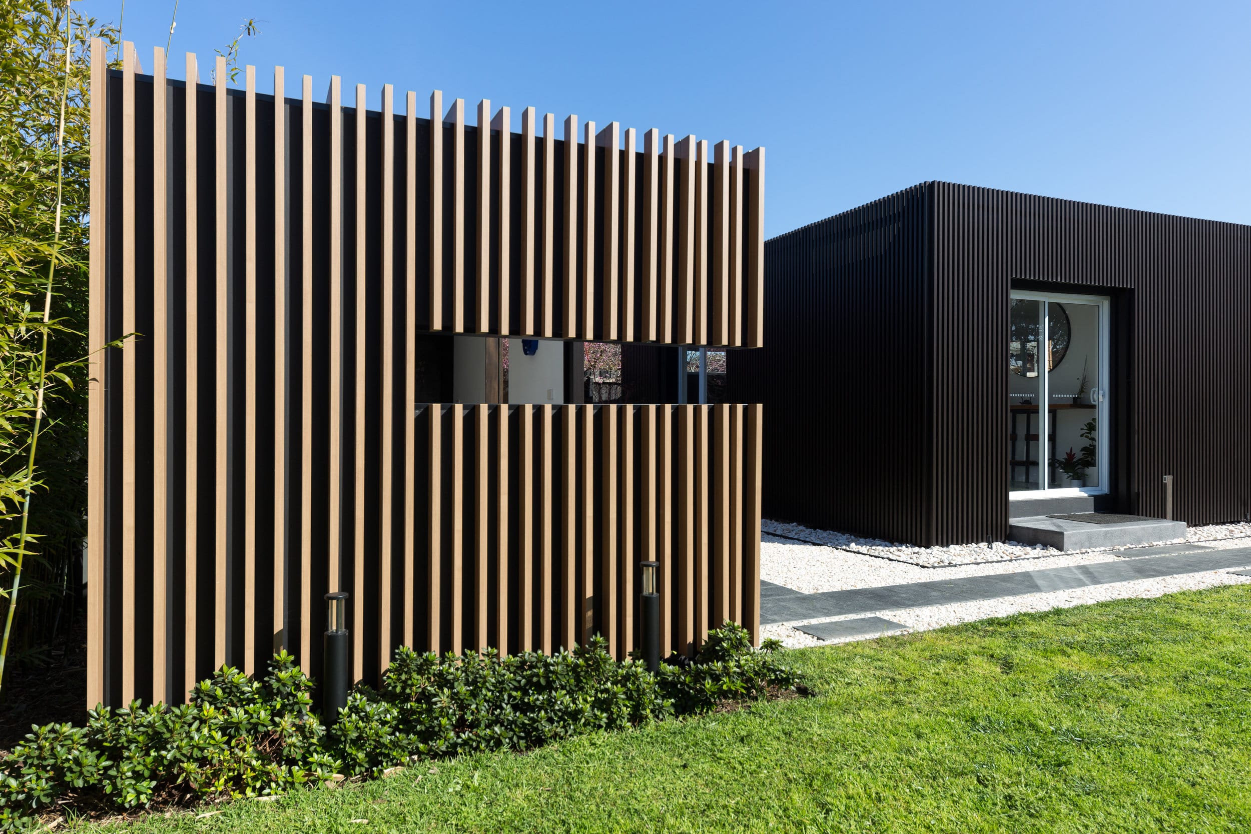 Covet Showroom - Altona VIC Ever Art Wood® battens - (L) Kabebari 30x50 & 30x85 in Kuri Masame; (R) Mizotsuki 30x50 in Burakku Suchi-ru