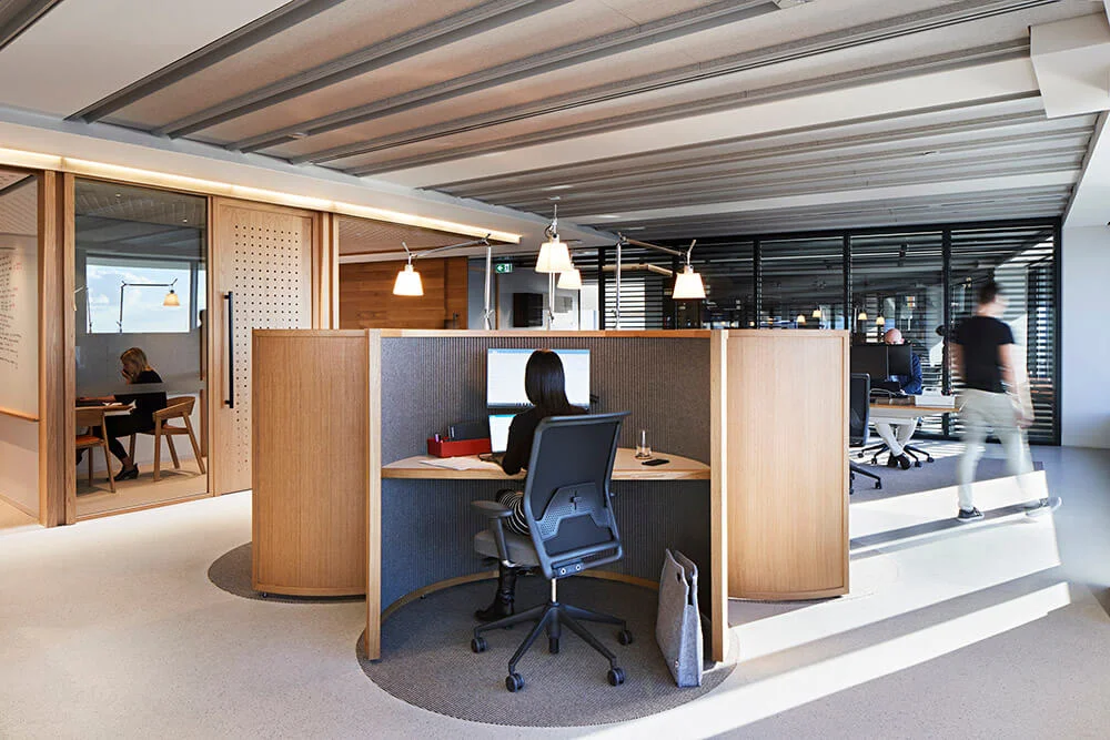 Unispace-GeorgeSt-Concrete-Overlay-Pietra-Dove_Desk.jpg