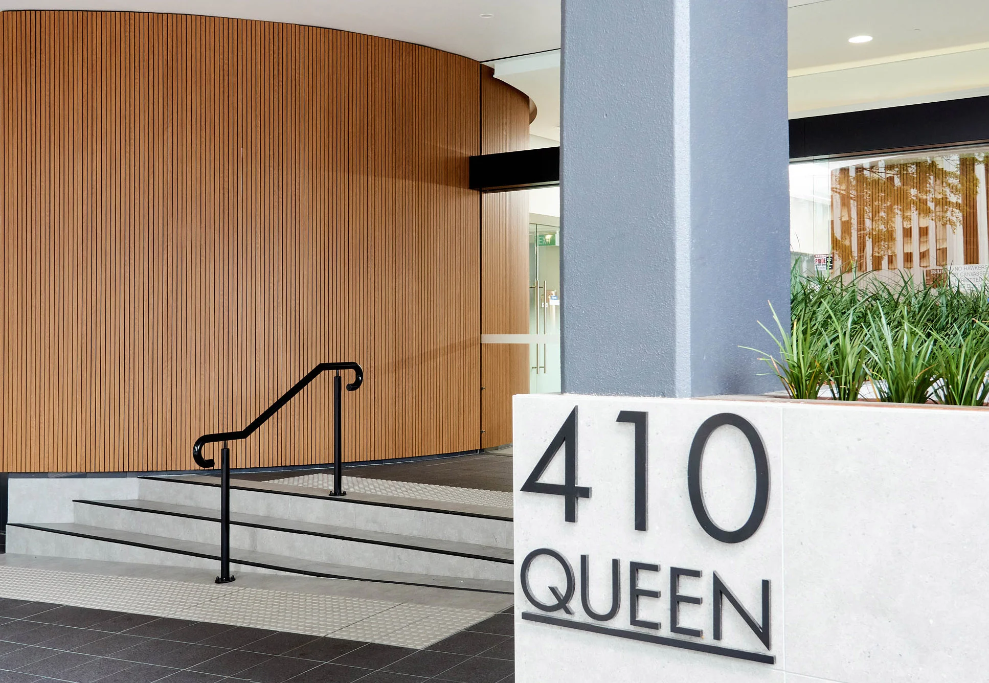 aluminium-slimline-battens-queen-st-brisbane-front.jpg