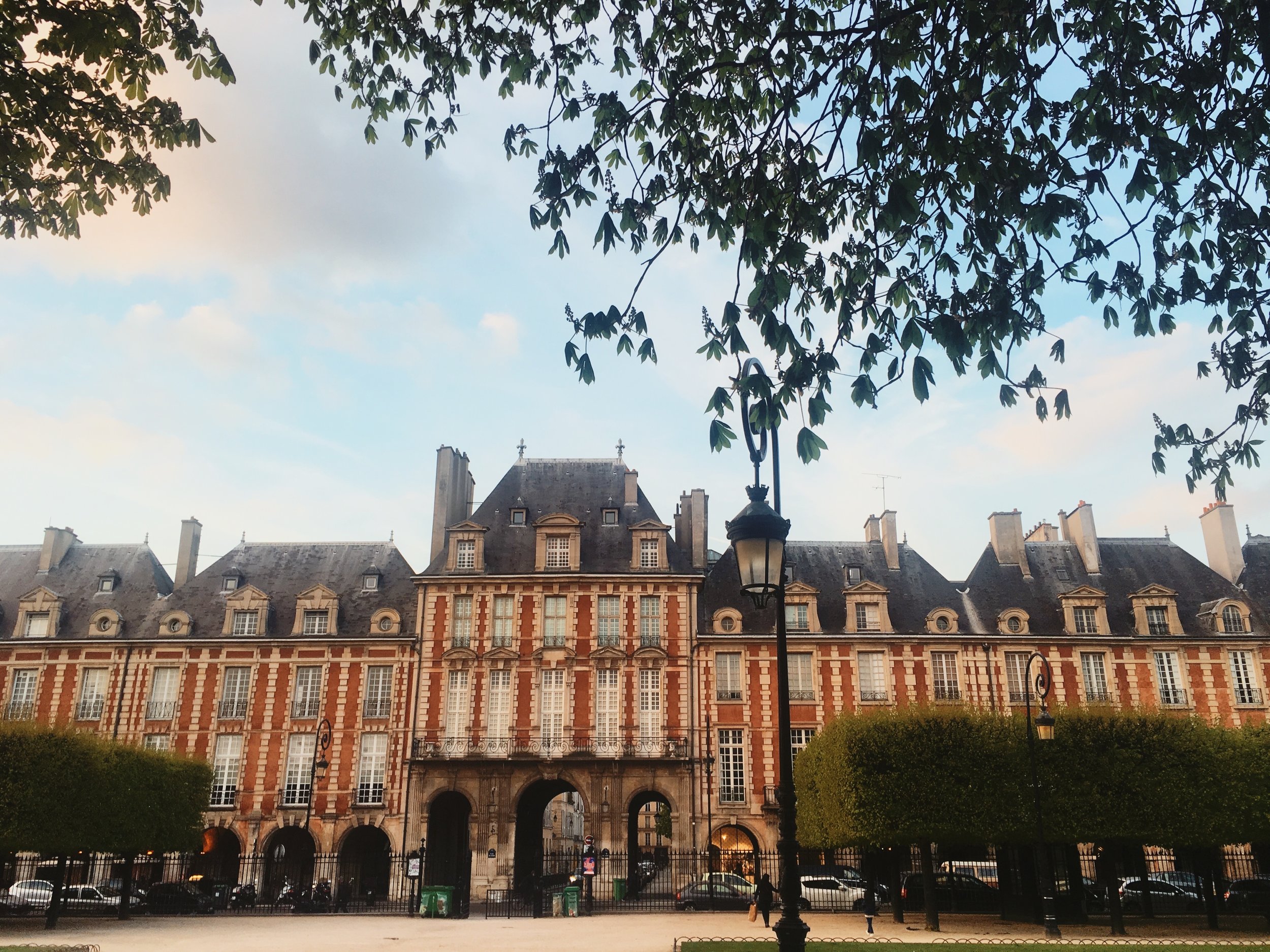 Place des Vosges at dusk *on my walk to school*~ the oldest planned square in Paris located in the Marais district in between the 3rd and 4th arrondissement. Victor Hugo's house, which has been transformed into a museum, is also located in this squa…