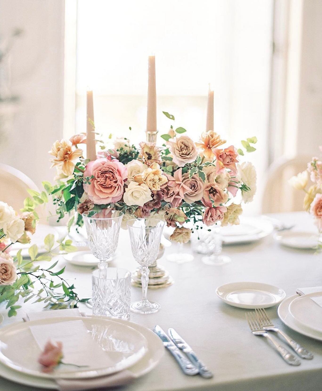 &ldquo;Elegance is the only beauty that never fades&rdquo;.
-Audrey Hepburn

I remember seeing floral candelabras like these on my feed and I was so mesmerized how airy and romantic they felt. When @floraisonparis told me the brief of what we were go