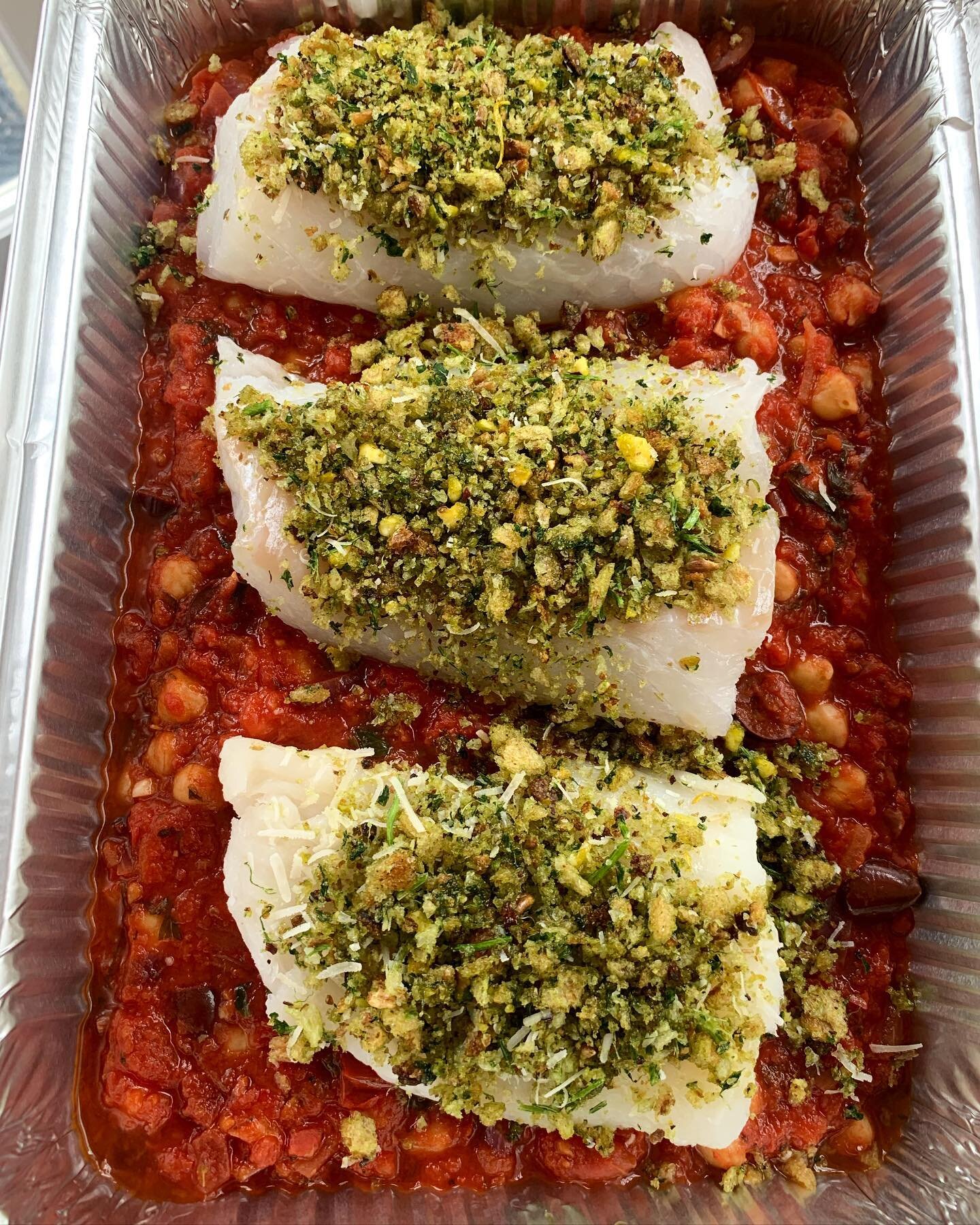 Easy, healthy main courses ready to deliver... 

🐠 Herb &amp; nut topped cod on a spicy chickpea and tomato base 

🫑 Greek stuffed red pepper with feta, parsley, red onions, capers &amp; olives 

#health #healthyfooddelivery #healthylifestyle #heal