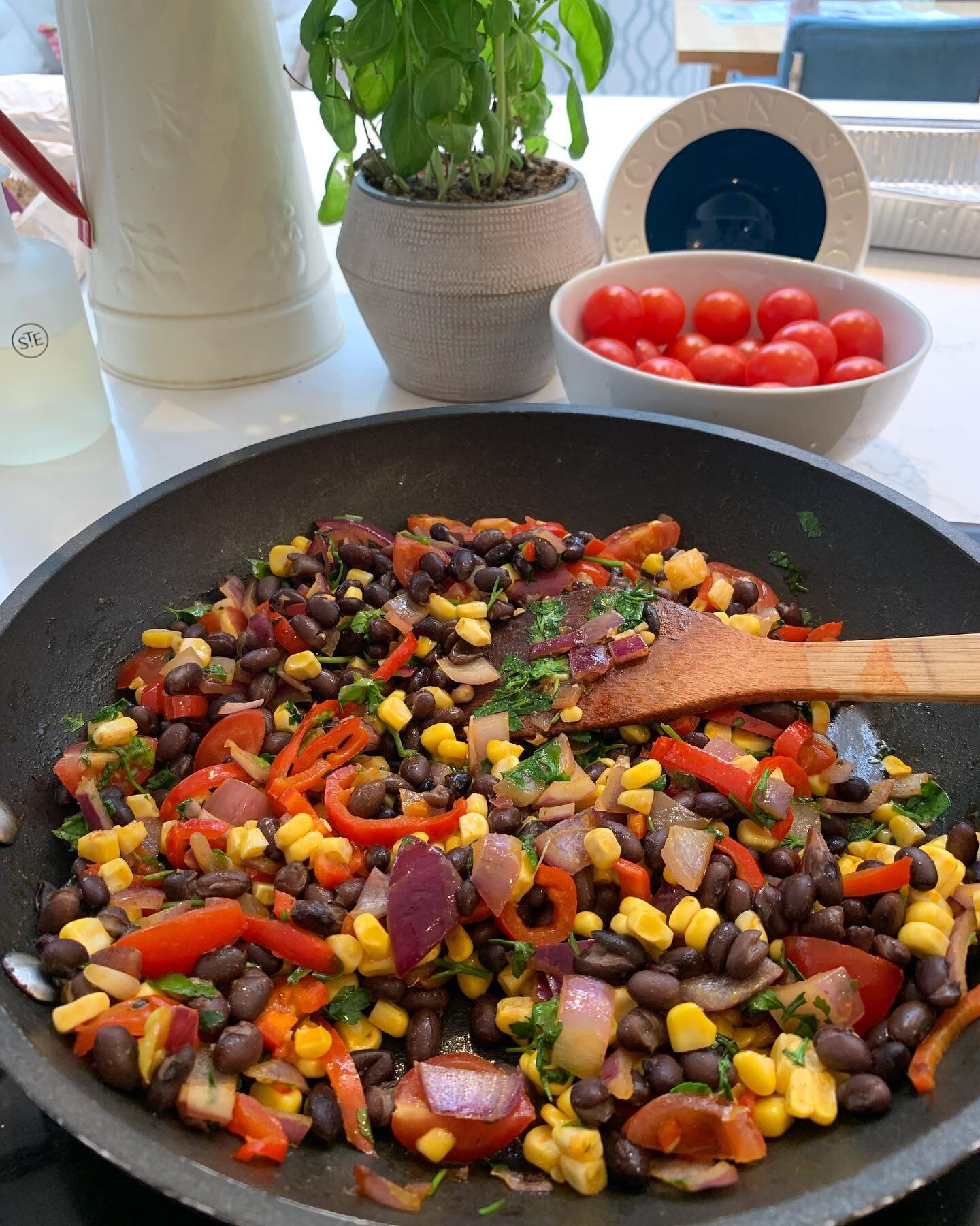 Just because... it looked super colourful 🌈 ! 

Making a fajita mix with red onions, peppers, tomatoes, corn and black beans. Chicken being added in a minute! 

#midweekmeals #healthymidweekmeals #eattherainbow #nourish