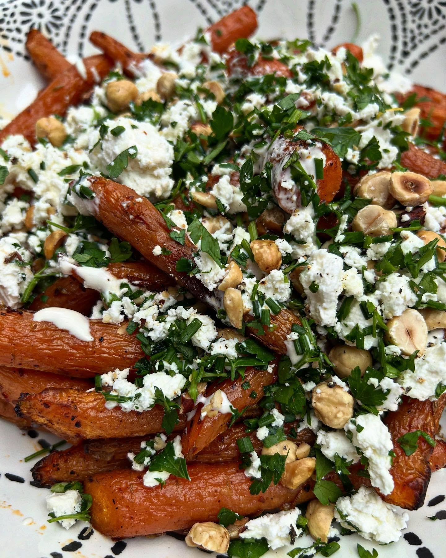 Simple salads for sunny 😎 days! 

Roasted carrot 🥕 &amp; feta salad 
Oven 180C - mix lots of carrots with olive oil, salt &amp; spices (I used cumin, paprika and sumac) - place on a baking tray and roast for about 20 mins. Pop into a bowl - drizzle