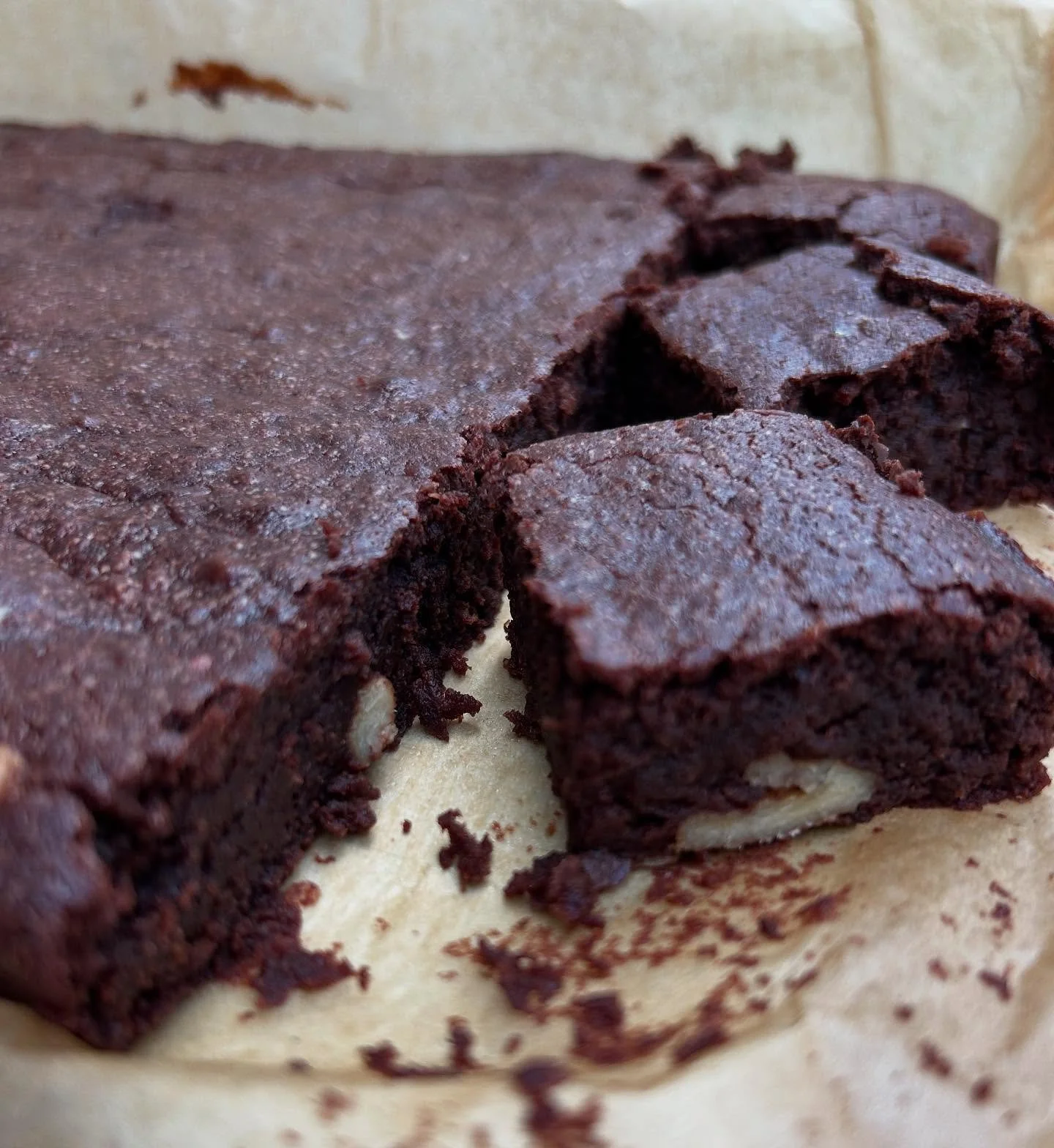 Sourdough chocolate &amp; walnut brownies... using leftover sourdough starter and lots of dark chocolate - delicious. Must be good for me if using sourdough 🤔!! 

Thanks 🙏🏼 @mabakerbakes 

#sourdoughbake #sourdough #brownies #sourdoughbrownies #ba