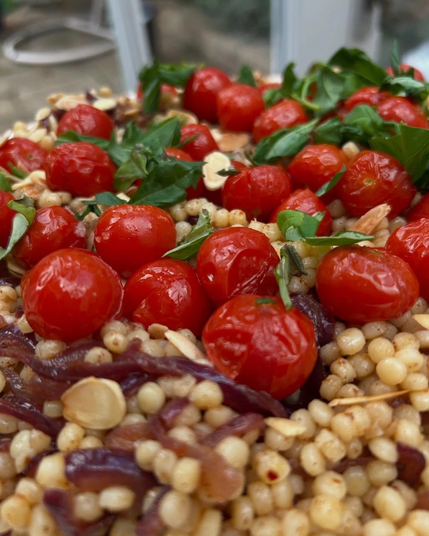 Delicious and hearty Autumn salad... 

🥗 Giant couscous, roasted red onion &amp; charred tomatoes with basil &amp; toasted almonds. 😋 

#autumnsalad #privatechef #wandsworthcommon