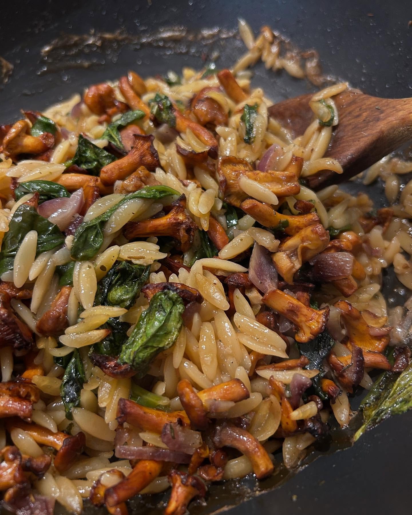 Autumnal 🍂 supper using amazing seasonal ingredients. 

Chanterelle mushroom &amp; spinach orzo with toasted hazelnuts and crispy sage 😋 

All made in one pan in the oven so super simple 

#meatfreemonday #seasonal #seasonalproduce #orzo #pastareci